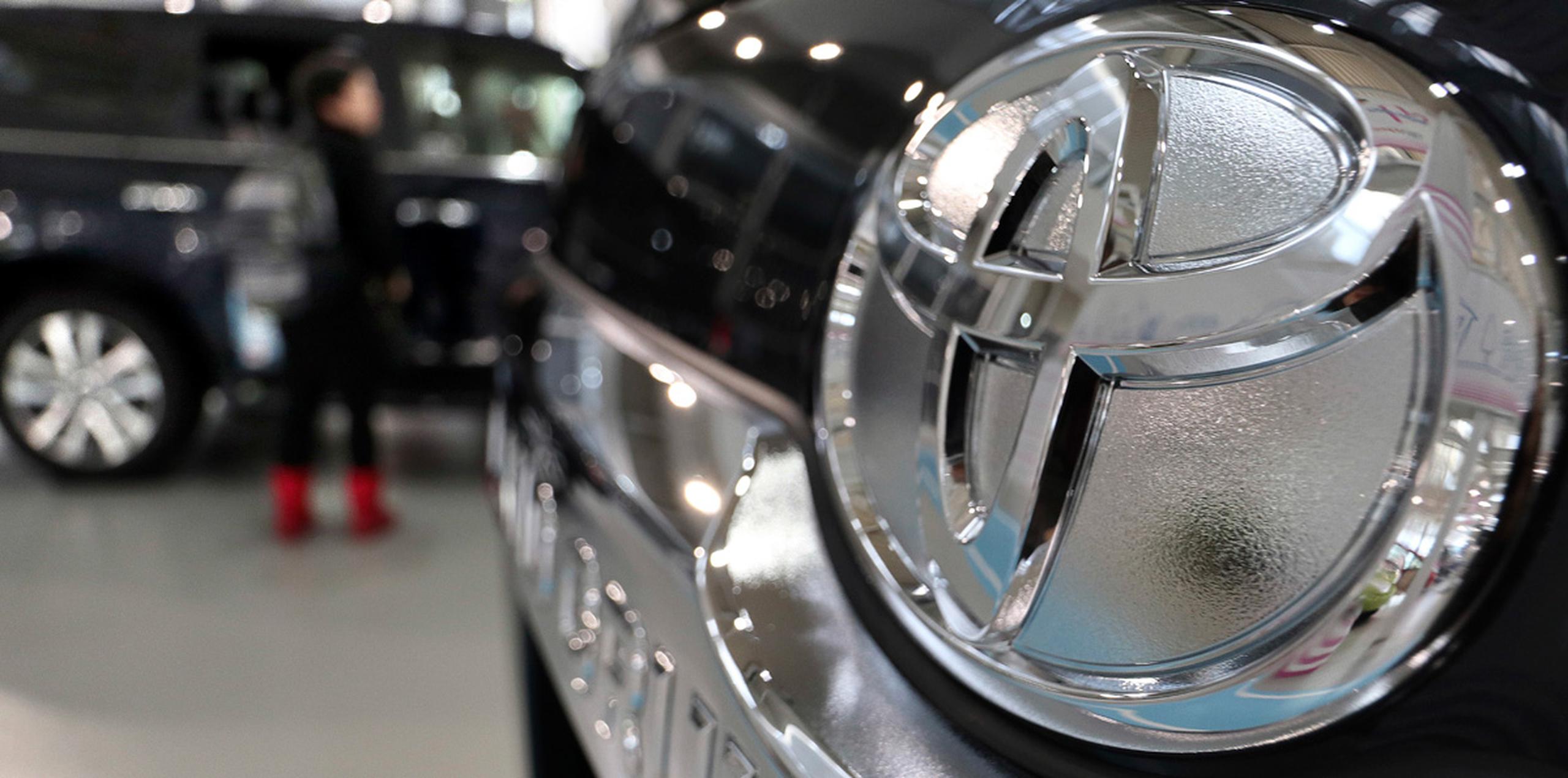 Toyota aparentemente perdió el título tras reportar el lunes unas ventas globales de 10,175 millones de automóviles en 2016, por debajo de los 10,31 millones comercializados por Volkswagen. (AP)