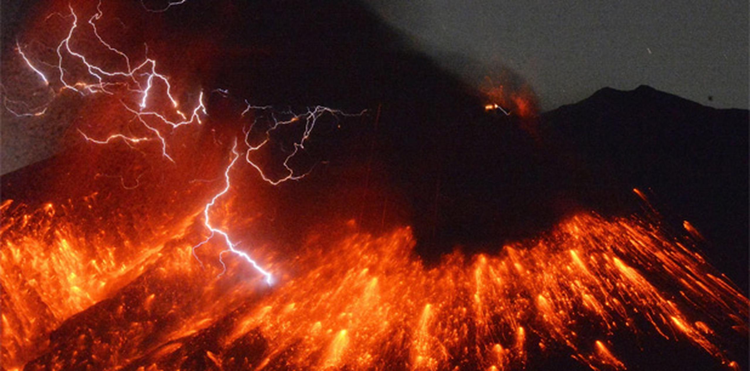 La erupción produjo un estallido naranja en el cielo oscuro y la lava comenzó a rodar por las laderas de la montaña. (AP)
