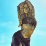 Develan estatua de Shakira en Colombia