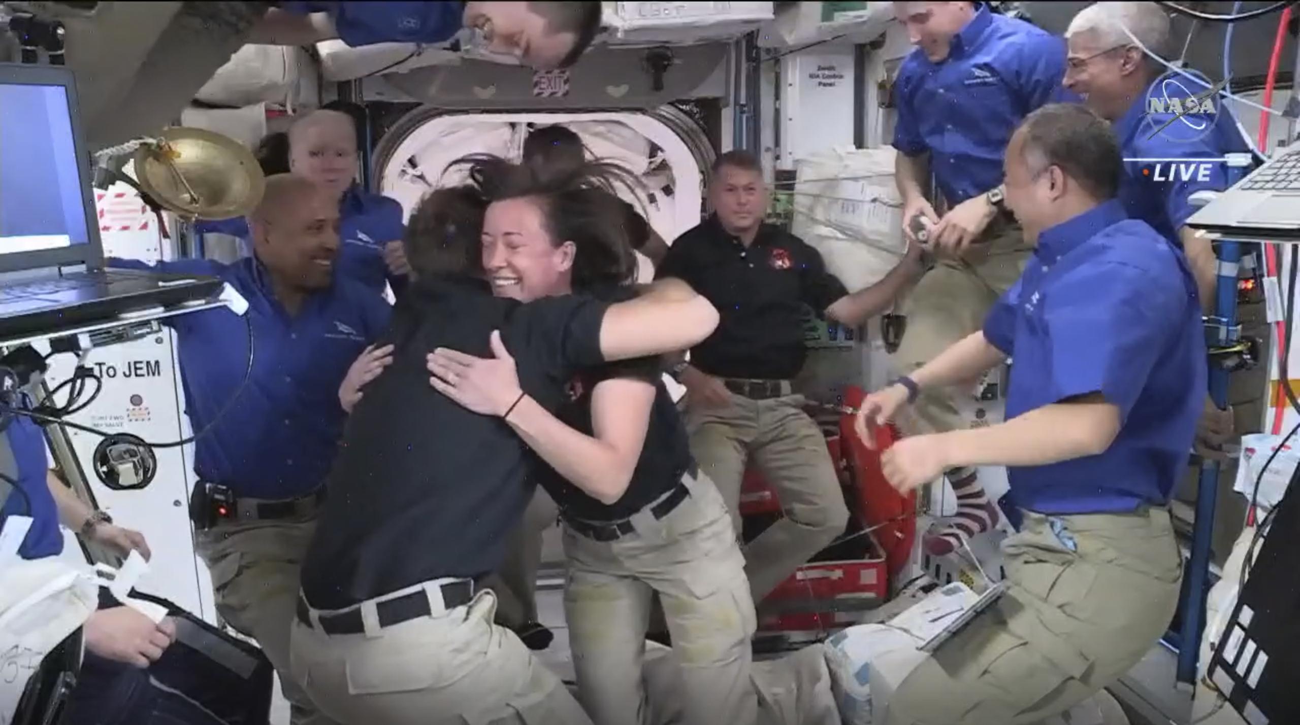 Esta imagen provista por NASA capta el recibimiento de los astronautas de la EEI a los recién llegados.