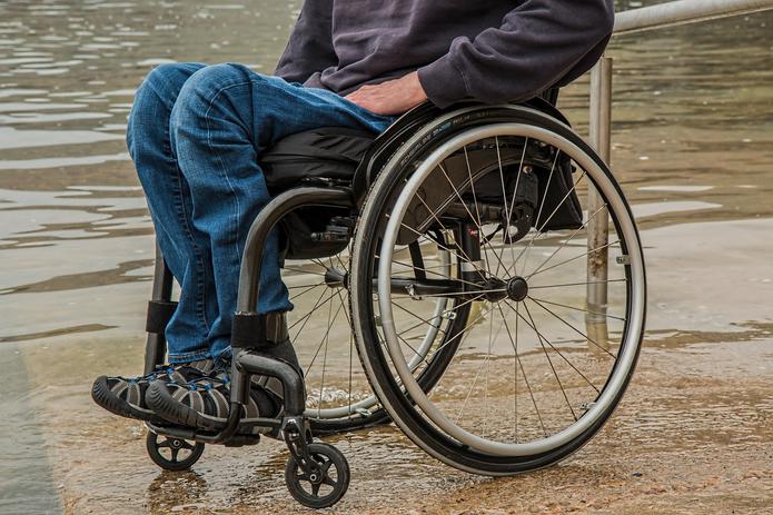 Entre las principales afectaciones de la esclerosis múltiple está la incapacidad para caminar. (Steve Buissinne / Pixabay)