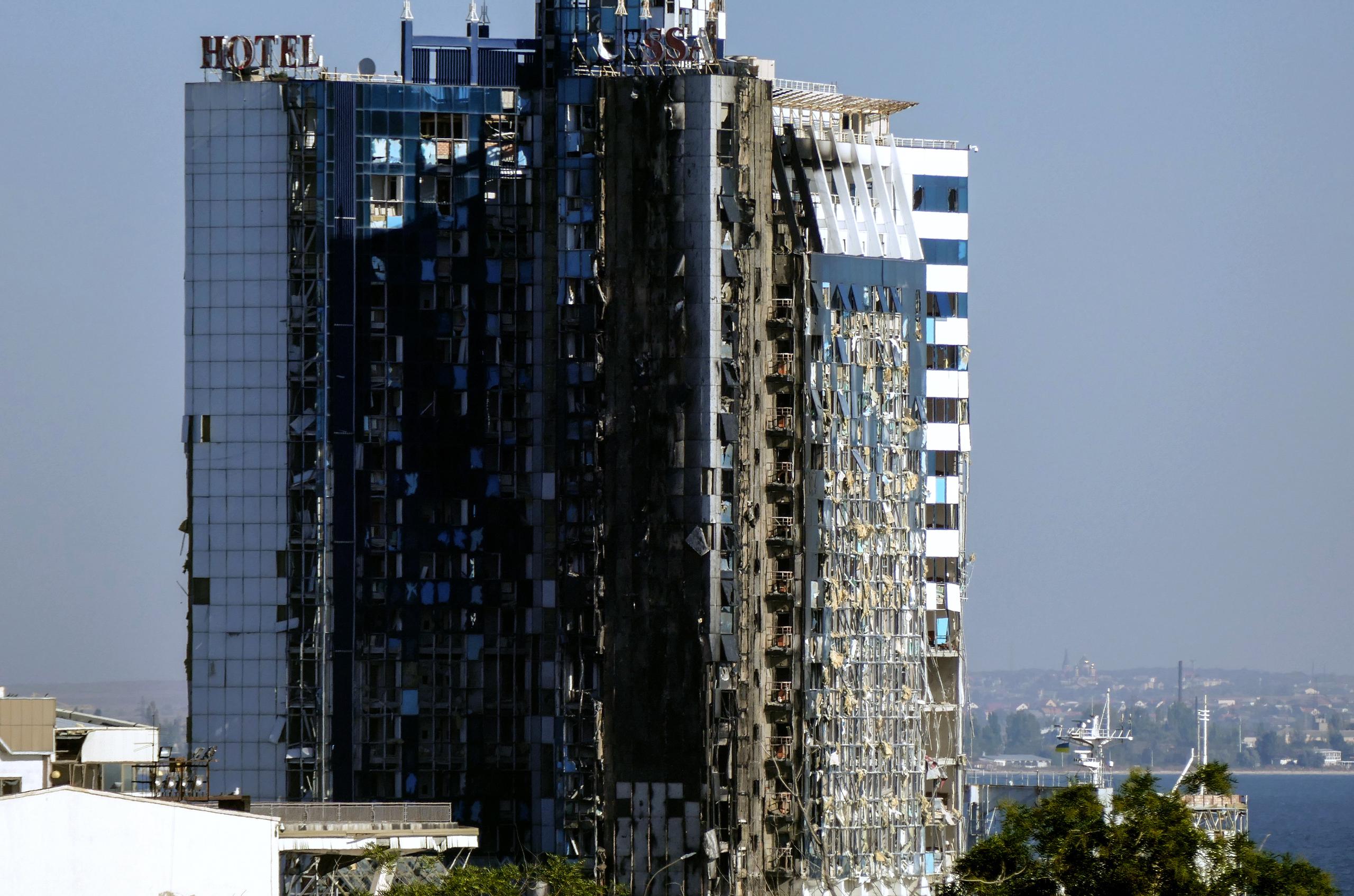 Vista de un hotel dañado tras un ataque ruso en la ciudad de Odesa, en el sur de Ucrania, el 25 de septiembre de 2023. EFE/EPA/STR
