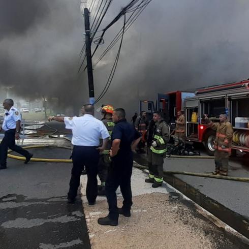 Bomberos atienden fuego en almacén de supermercado en Cataño