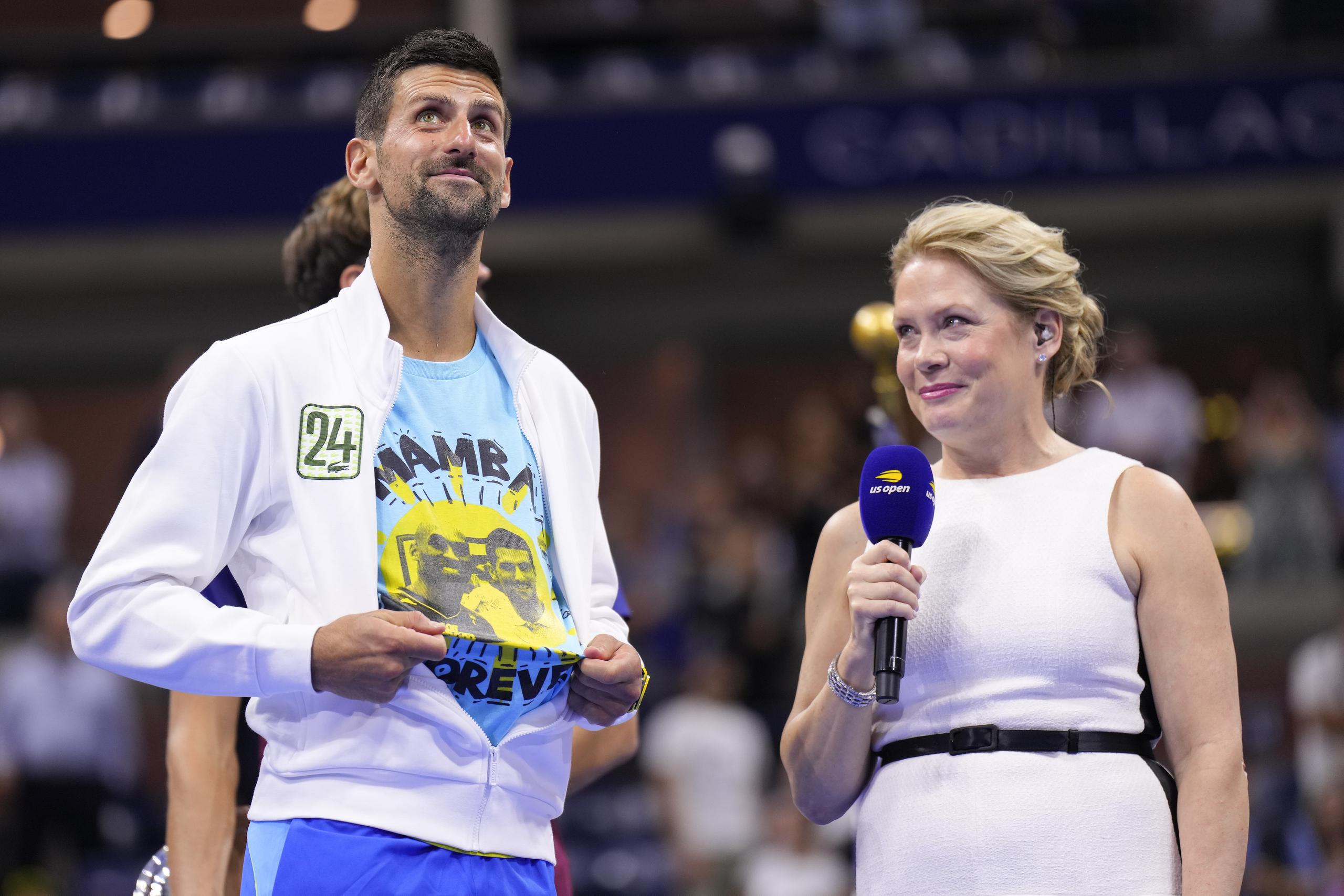 El serbio Novak Djokovic releva la camiseta con una imagen de él junto a Kobe Bryant en honor al fallecido basquetbolista tras ganar su 24mo título de Grand Slam al superar en la final del US Open a Daniil Medvedev el domingo 10 de septiembre del 2023.