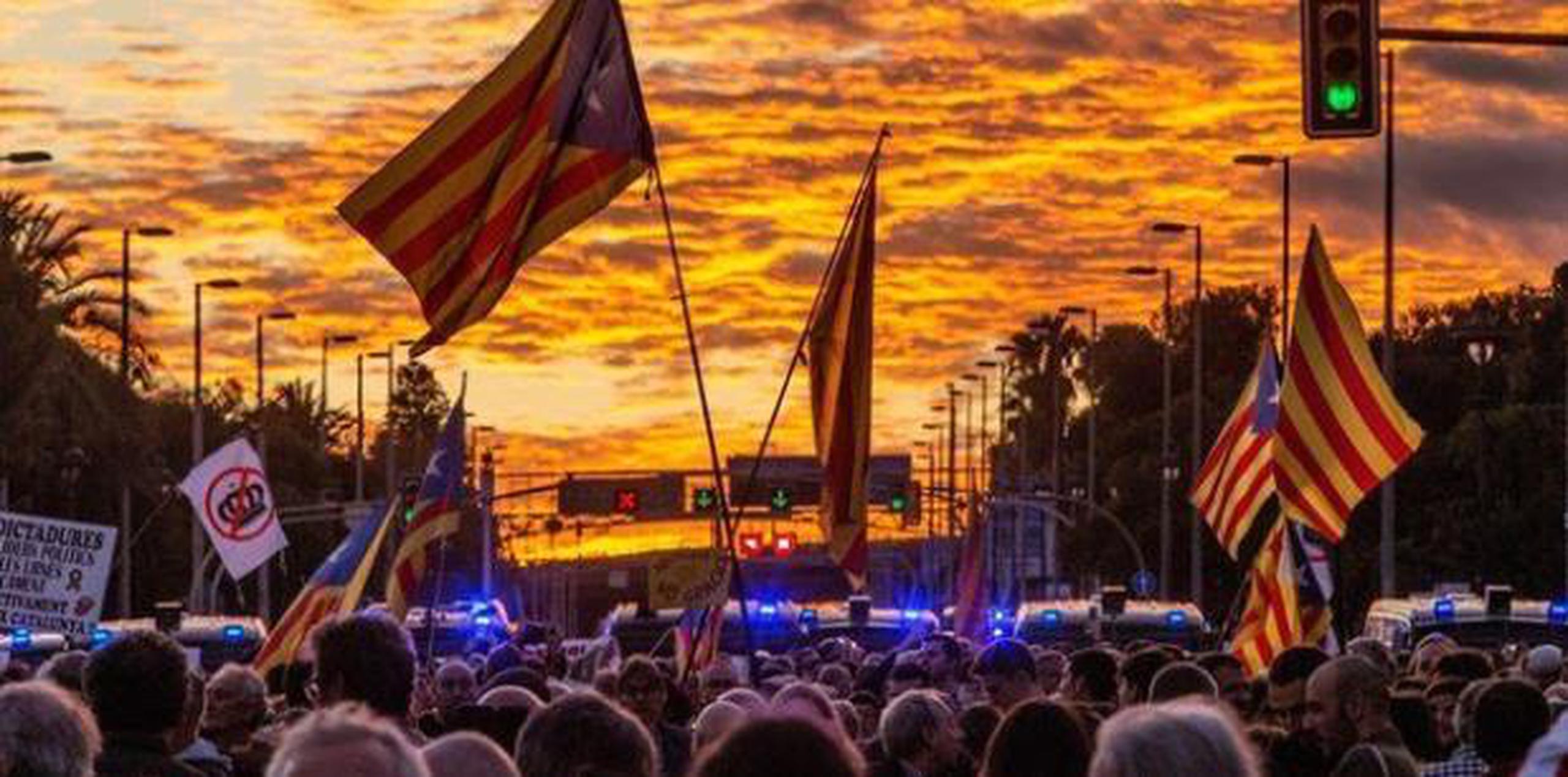 Cientos de independentistas catalanes protestaban hoy por la visita de la familia real. (EFE)