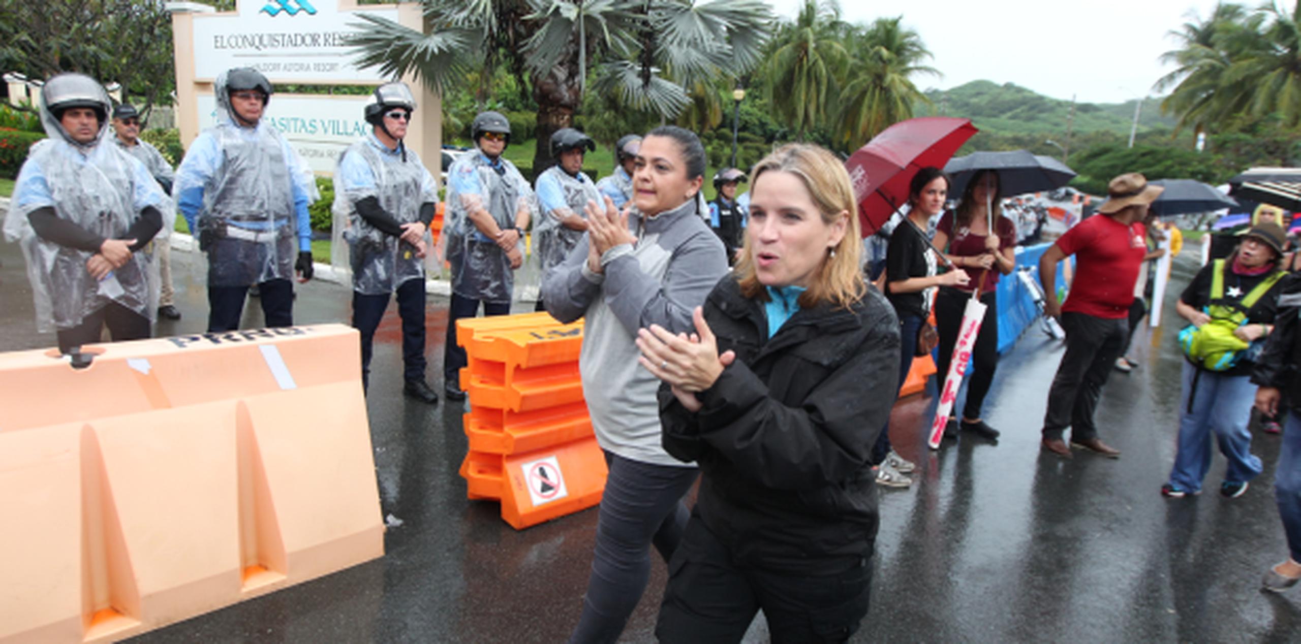 La alcaldesa de San Juan, Carmen Yulín Cruz, y Clarisa López, hija del prisionero político Oscar López, participaron activamente de la manifestación. (alex.figueroa@gfrmedia.com)
