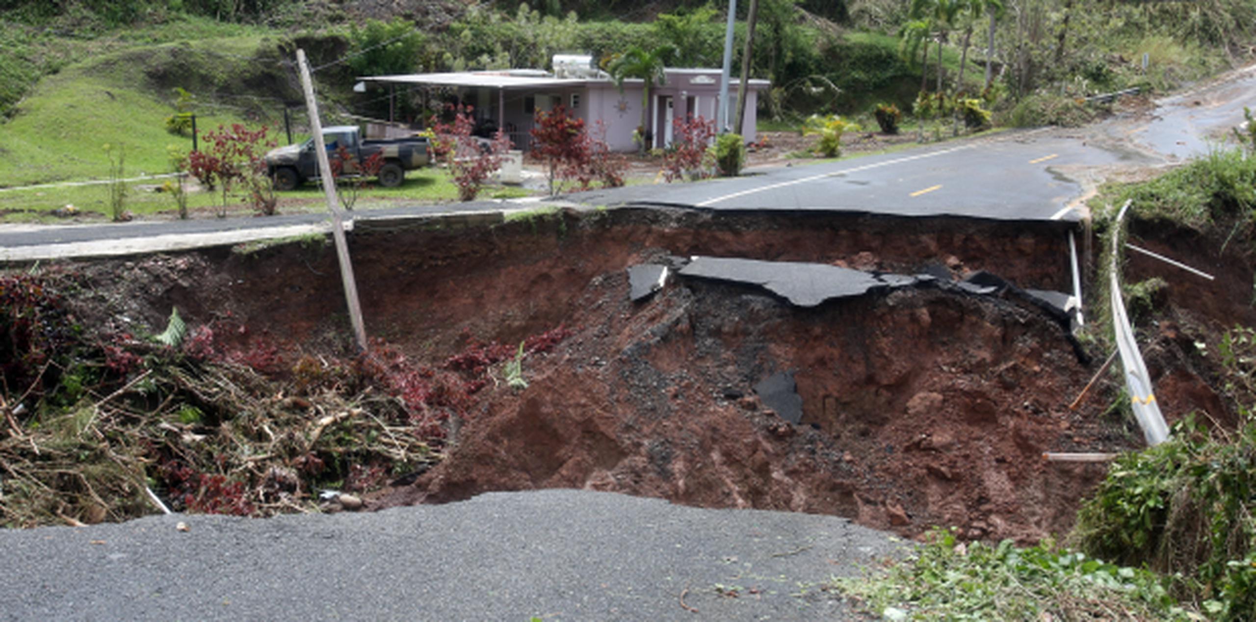 Esta carretera destrozada en el barrio Cañabón demuestra parte del azote de María en Barranquitas. (Especial/alex rafael roman)