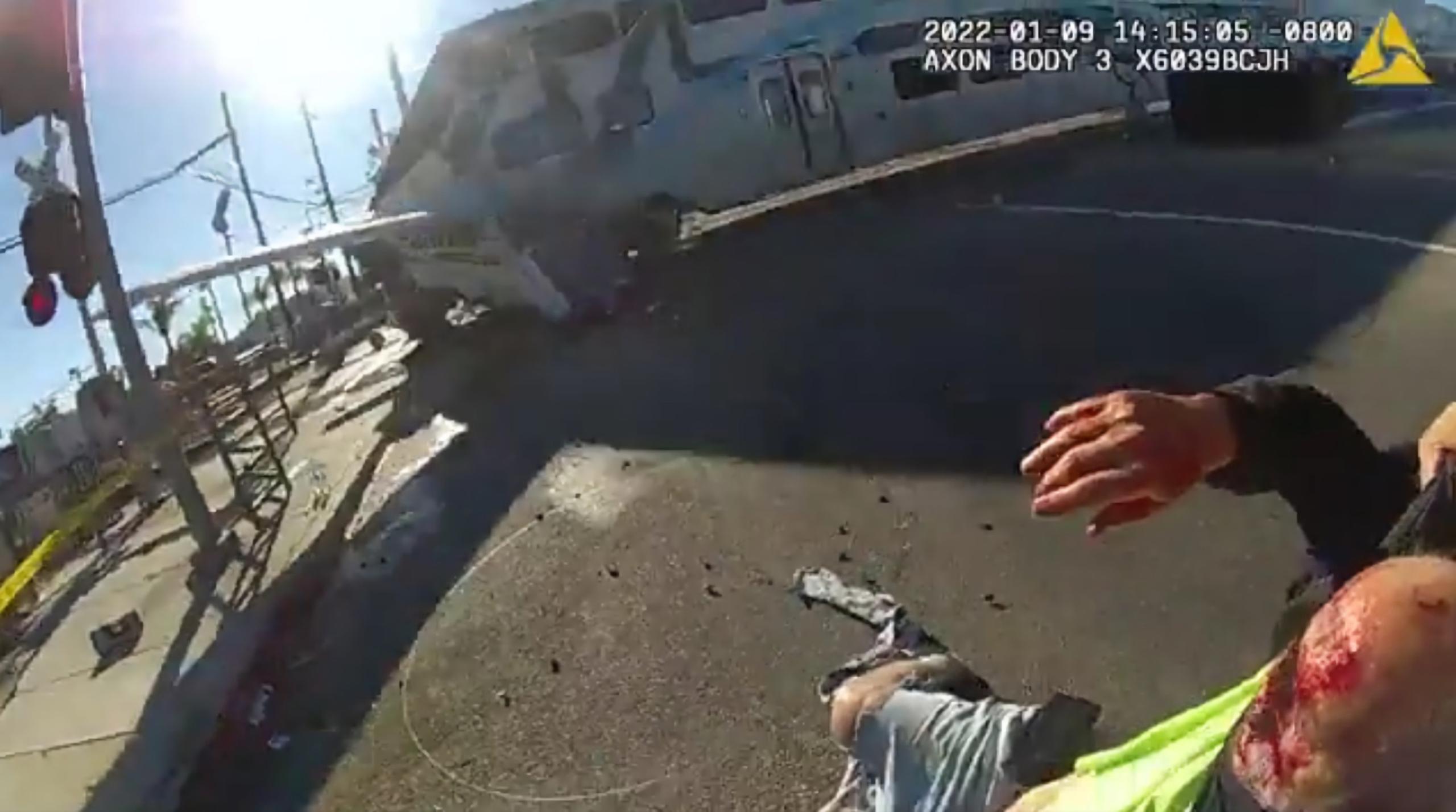Captura de un vídeo divulgado por el Departamento de Policía de Los Ángeles (LAPD) donde aparece un tren de pasajeros arrollando una avioneta mientras que su piloto es arrastrado por un agente en Pacoima, un área al noroeste de Los Ángeles, California (EE.UU.). EFE/LAPD