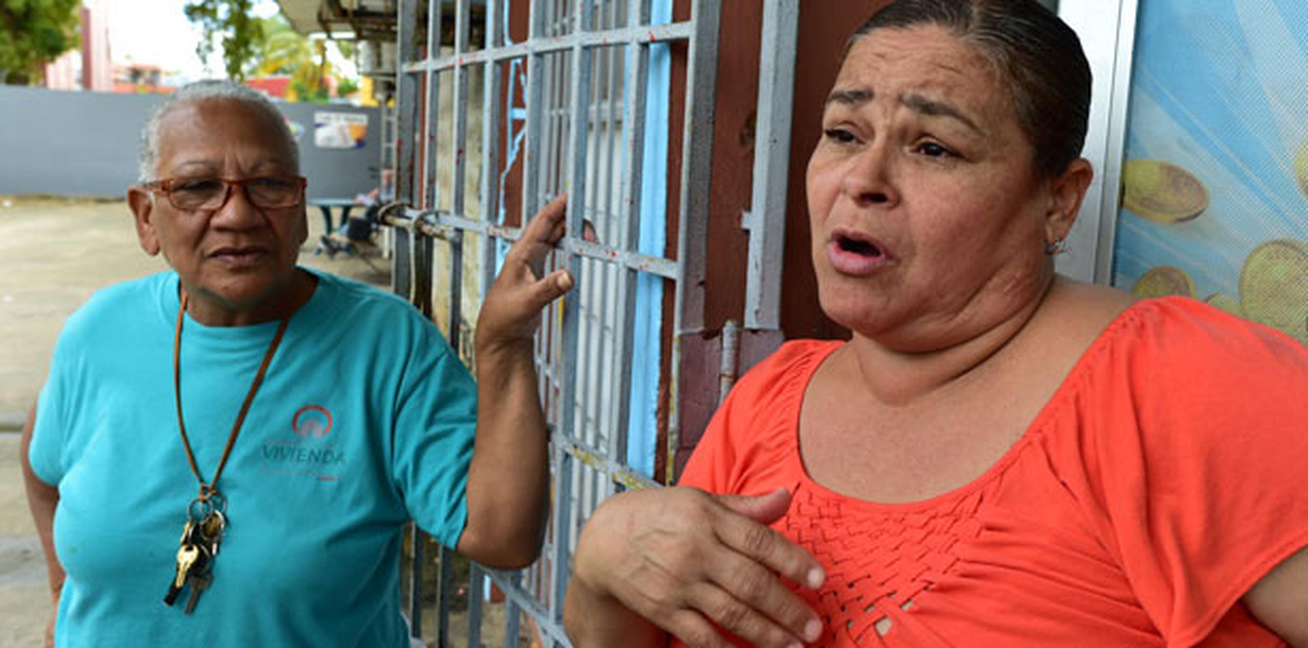 Para Celinés Hernández, la Policía se convirtió “en la protección de nosotros”, según dijo al referirse a sus vecinos en la entrada de una agencia hípica ubicada al lado del residencial. (luis.alcaladelolmo@gfrmedia.com)