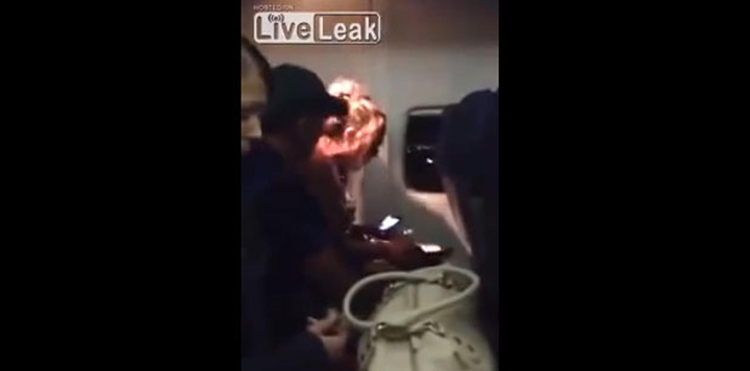 Los demás pasajeros lucían inmutados ante la situación, que según la persona que grabó el vídeo, ya llevaba 20 minutos.
