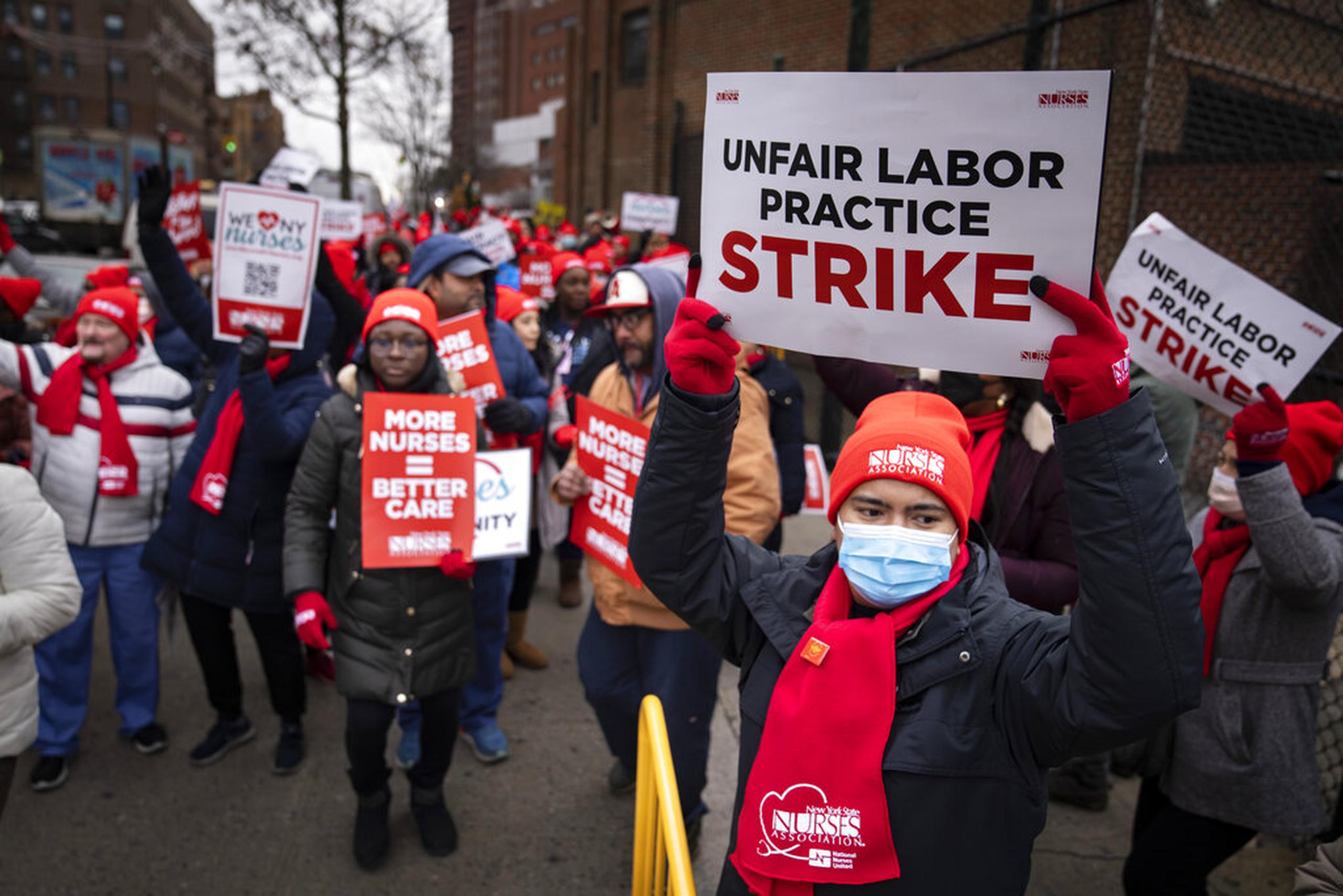 Manifestantes marchan en la calle en torno al Centro Médico Montefiore durante una huelga de enfermería, el 11 de enero de 2023 en el Bronx.