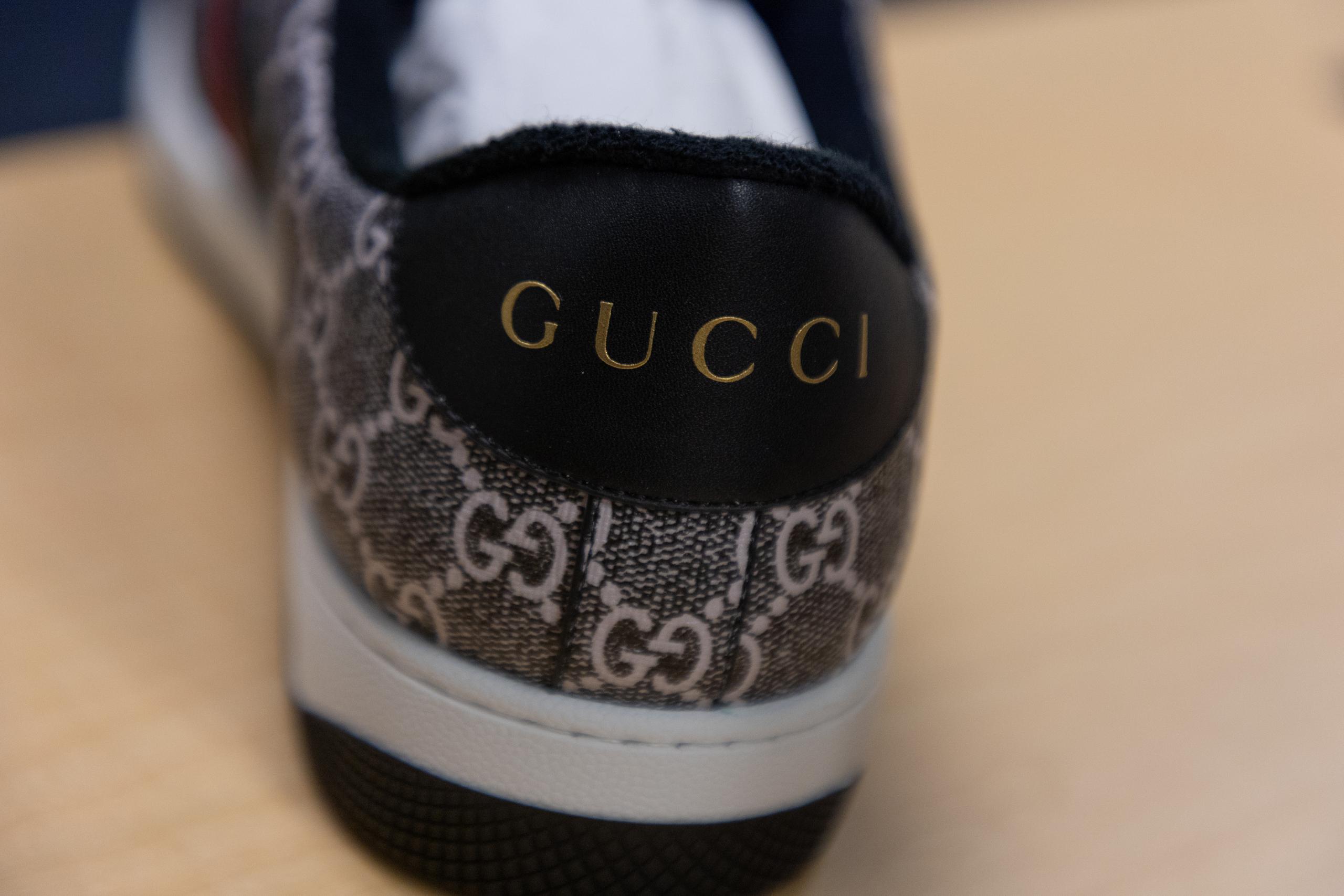 Es evidente que este zapato es falso, pues los espacios entre las letras de la marca GUCCI no coinciden con la marca original.