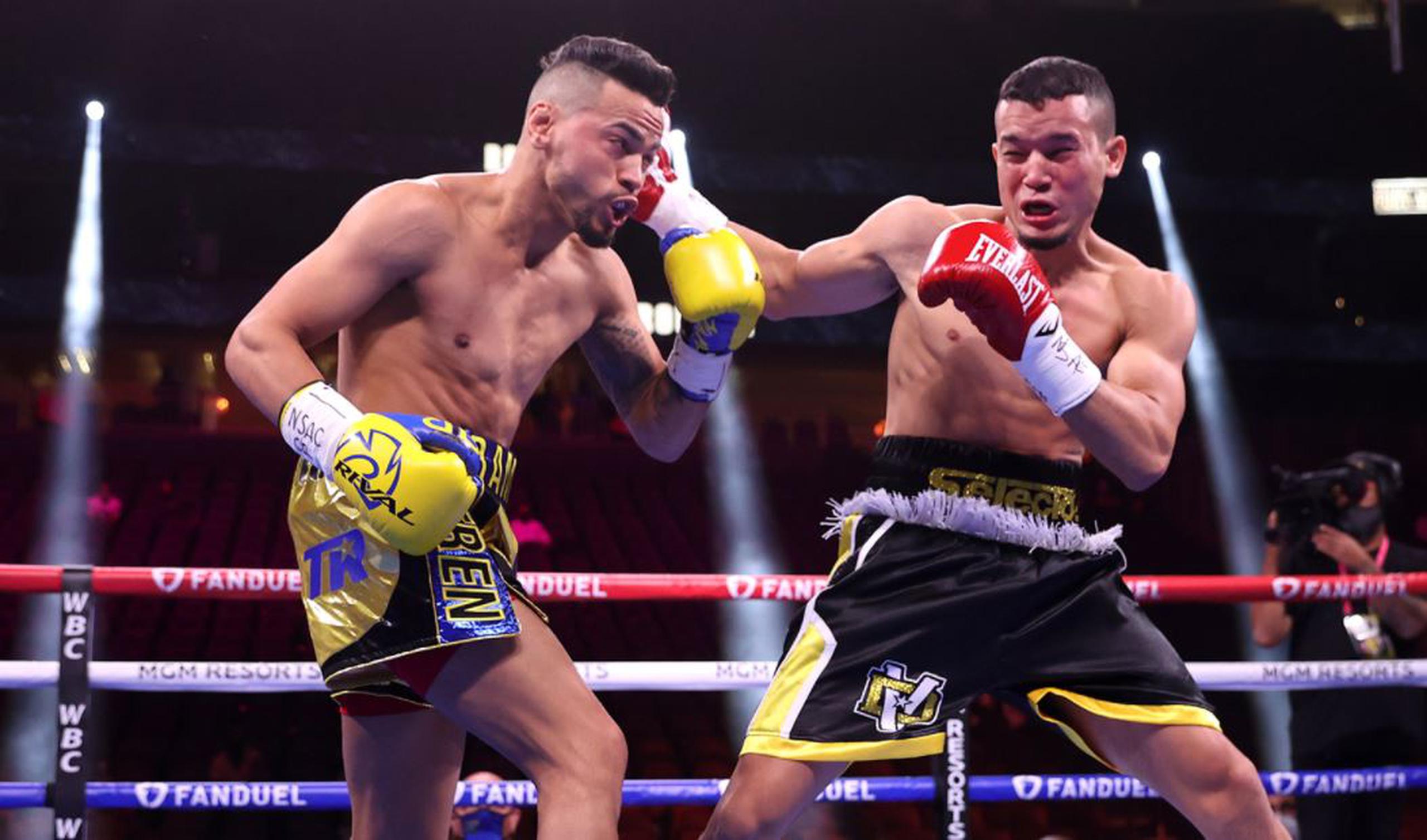 Orlando González conecta un gancho de derecha al rostro de Robeisy Rarmírez durante el combate del sábado en Las Vegas, Nevada.