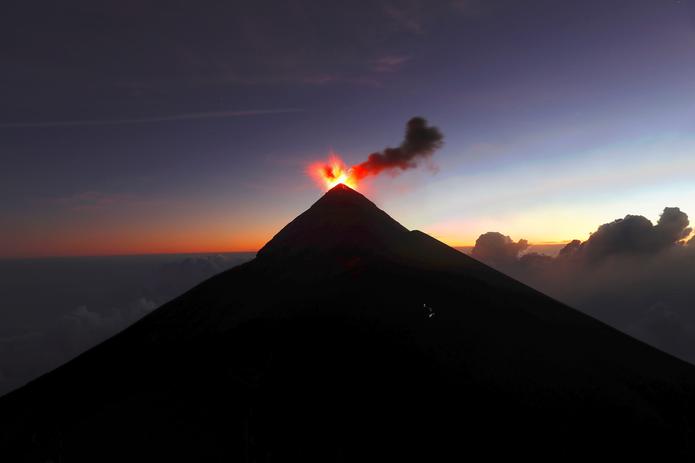 El Volcán de Fuego tiene una altitud de 3,763 metros sobre el nivel del mar y es uno de los tres activos del país.