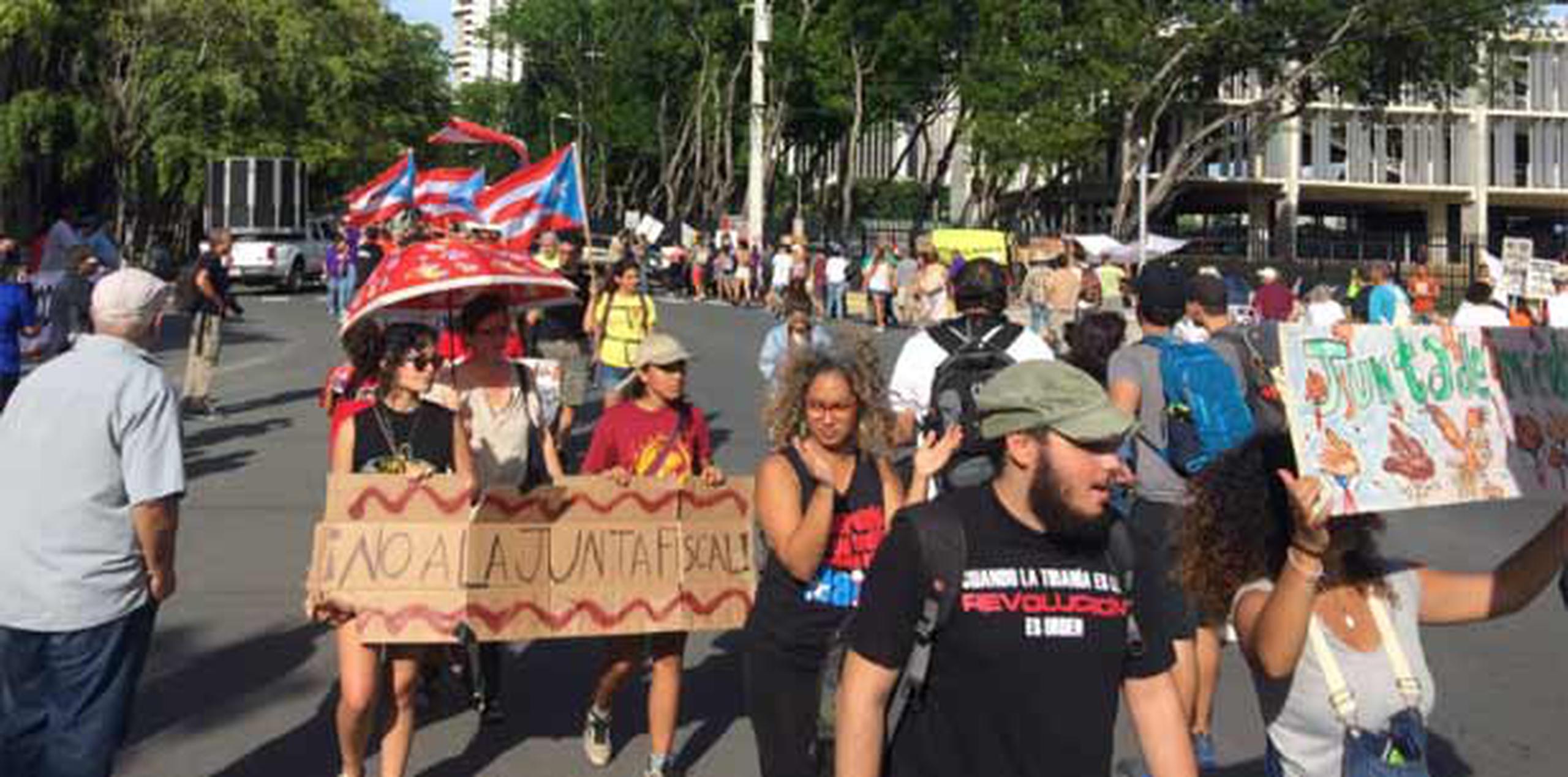 Letreros que leen "¡no a la junta fiscal!" son algunos de los muchos afiches que se ven en la marcha donde domina la bandera de Puerto Rico.  (jayson.vazquez@gfrmedia.com)