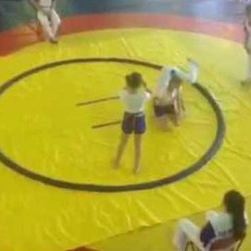 Mira cómo esta niña judoka noqueó a su rival… y al árbitro