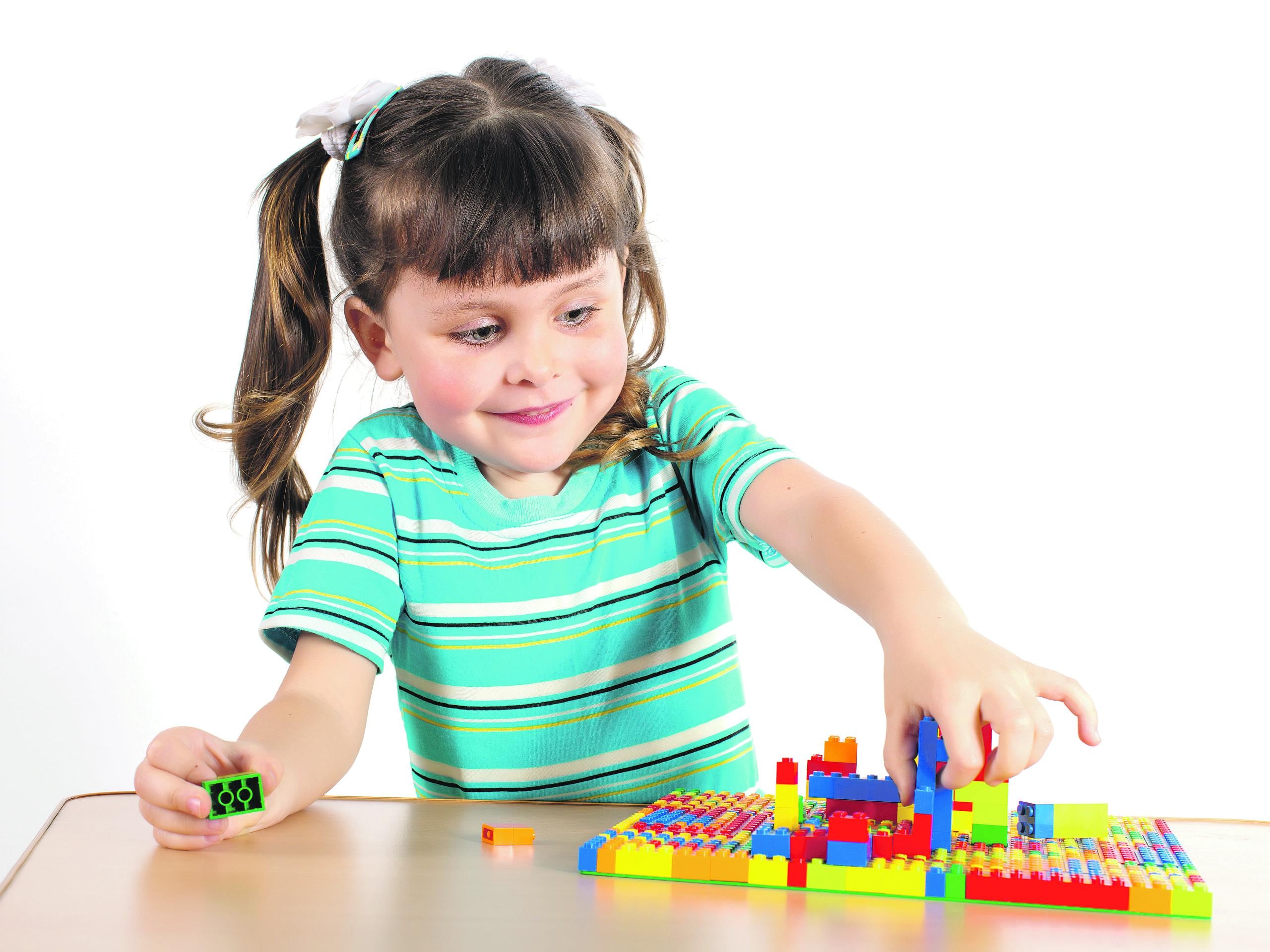 Los bloques o Legos ayudan al desarrollo motor fino y la escritura.