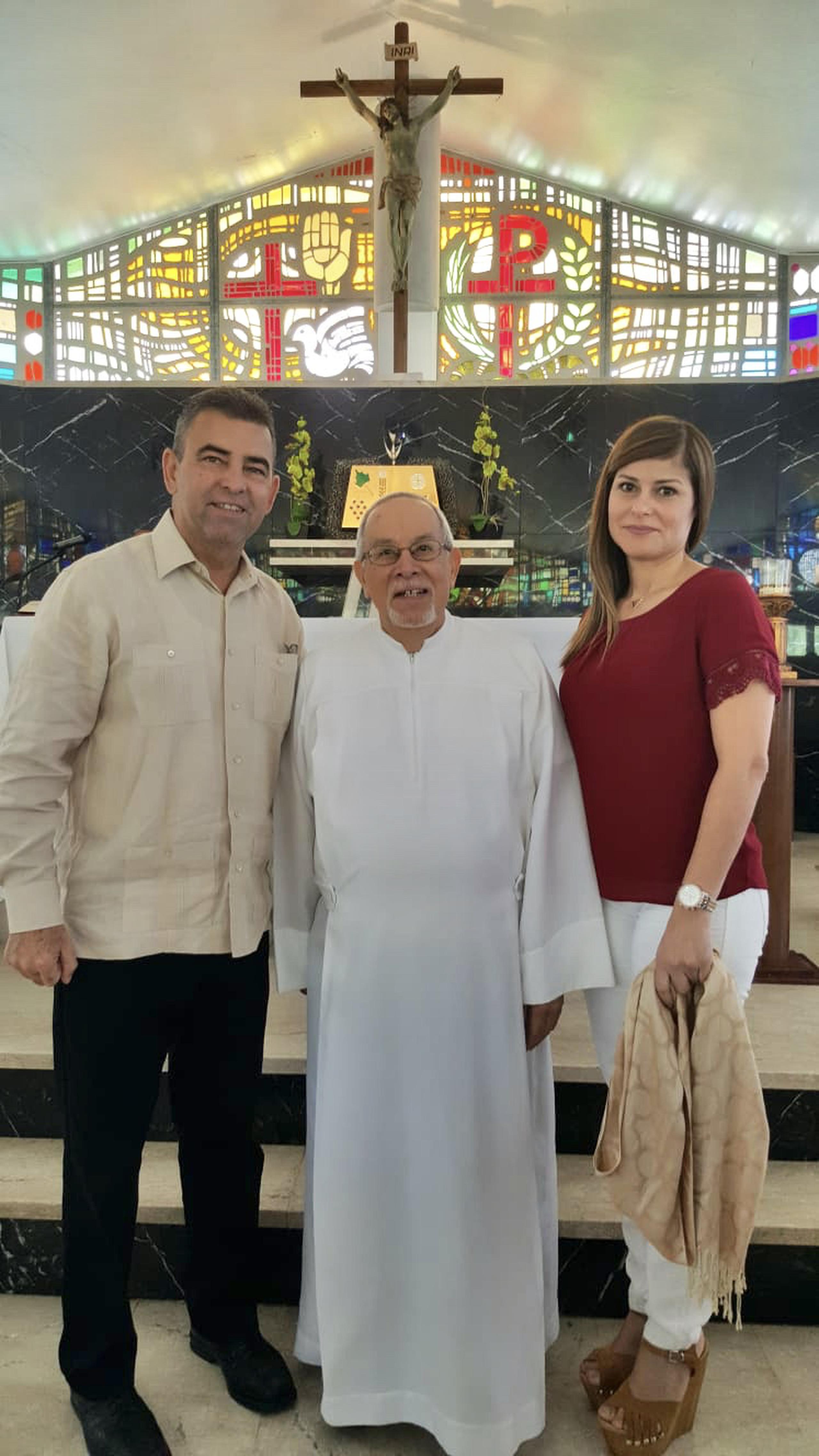 El alcalde Oscar Santiago junto al fenecido sacerdote Ángel Díaz y la primera dama de Vega Alta Mara Margarita Martínez.
