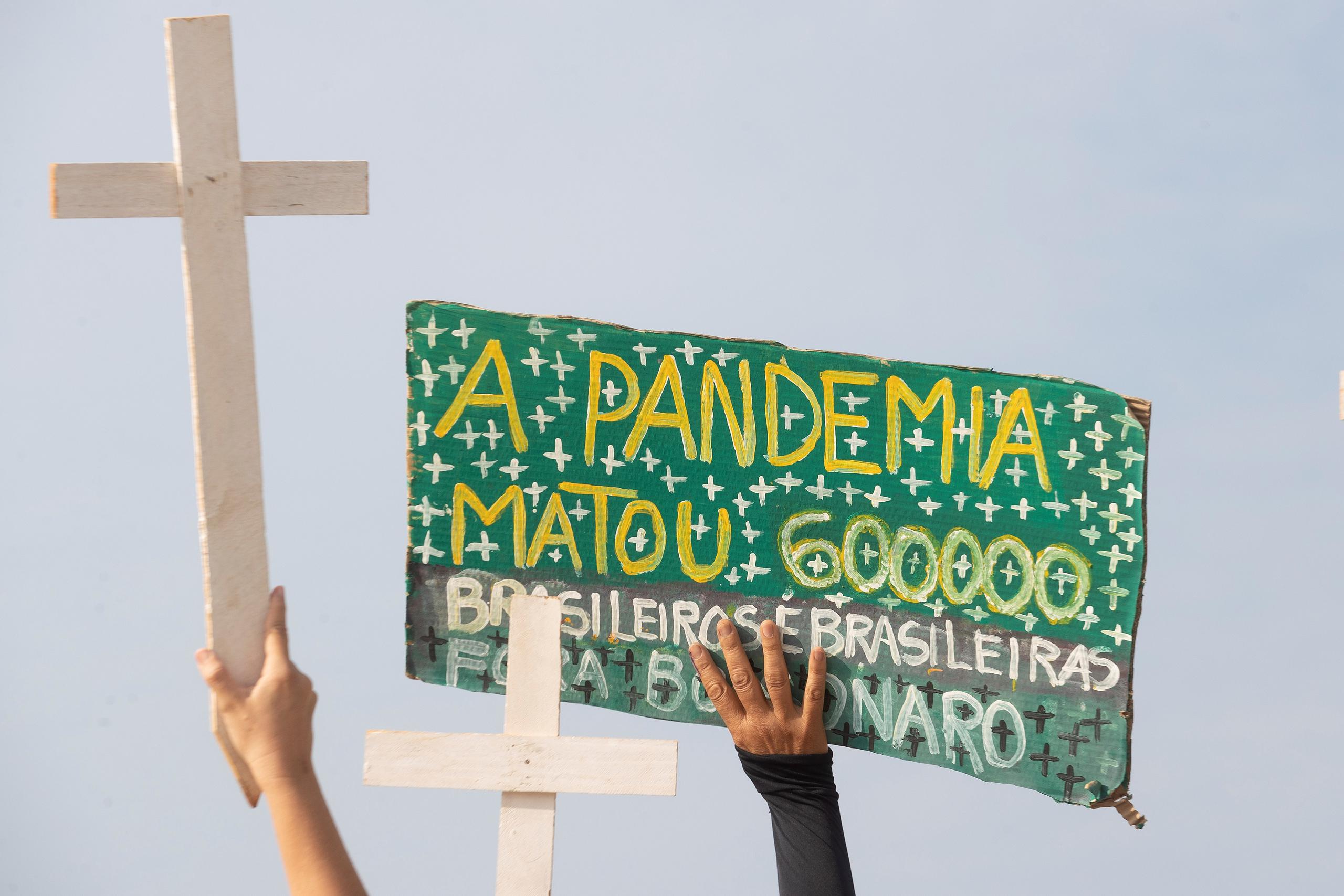 Manifestantes protestan contra el manejo de la pandemia por parte del Gobierno del presidente Jair Bolsonaro y en homenaje a las 600 mil muertes por covid-19 que registra el país suramericano, hoy, en la plaza de los Tres Poderes en Brasilia (Brasil). EFE/Joédson Alves
