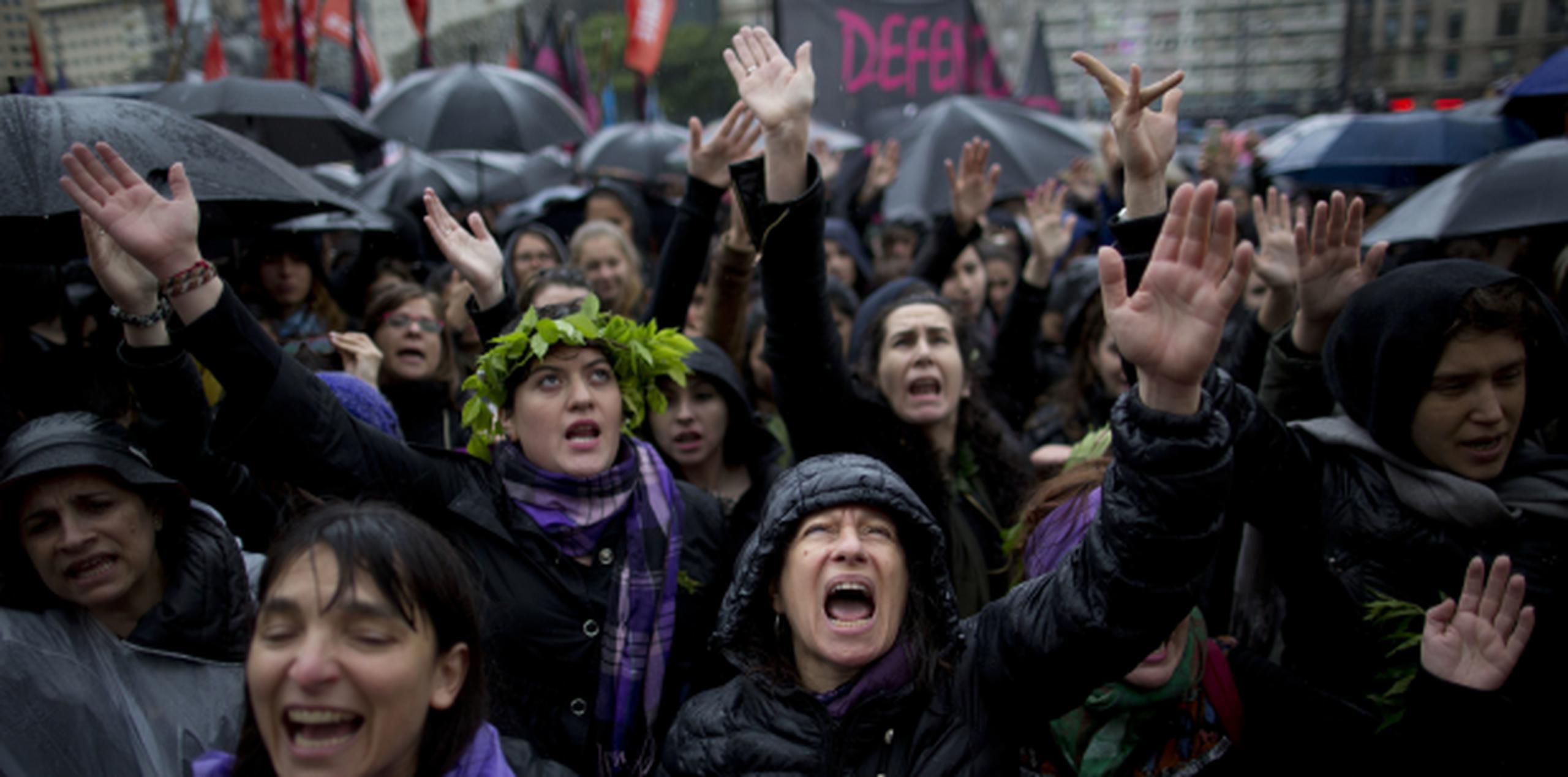 Miles de mujeres se lanzaron a la calles en los dos últimos años convocadas por el colectivo "Ni una menos" para reclamar a las autoridades poner freno a la ola de feminicidios. (AP)