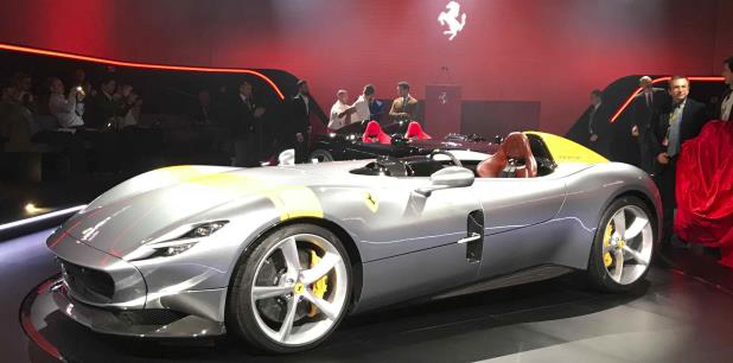 De acuerdo al plan establecido a cinco años, Ferrari planea lanzar 15 nuevos modelos, una cifra sin precedentes. Aquí el Ferrari Monza SP1 en exhibición en Maranello, Italia. (AP)