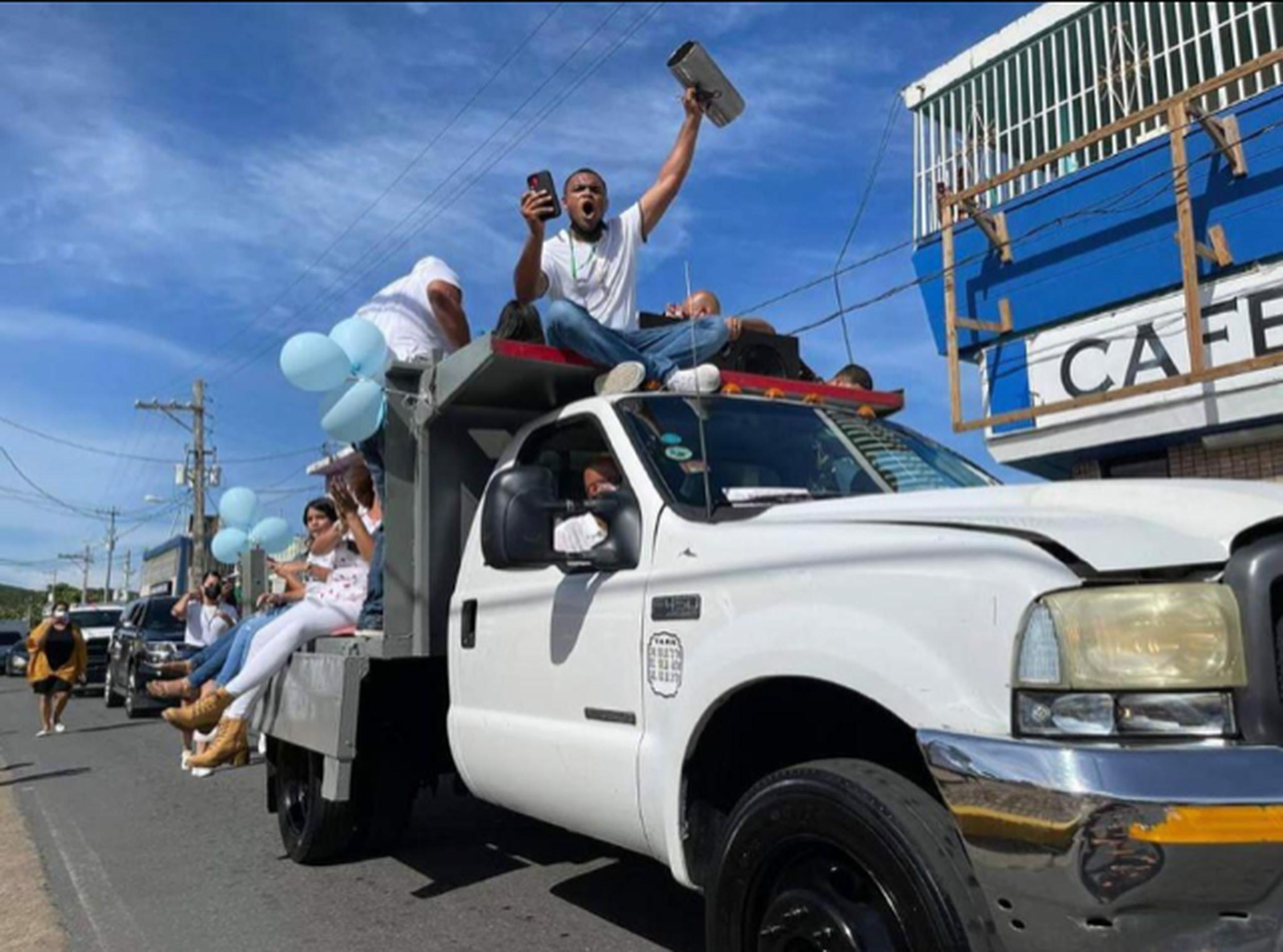 Las calles de Ceiba fueron invadidas hoy por la misma música y algarabía que caracterizaron al camionero, quien falleció la semana pasada por COVID-19.