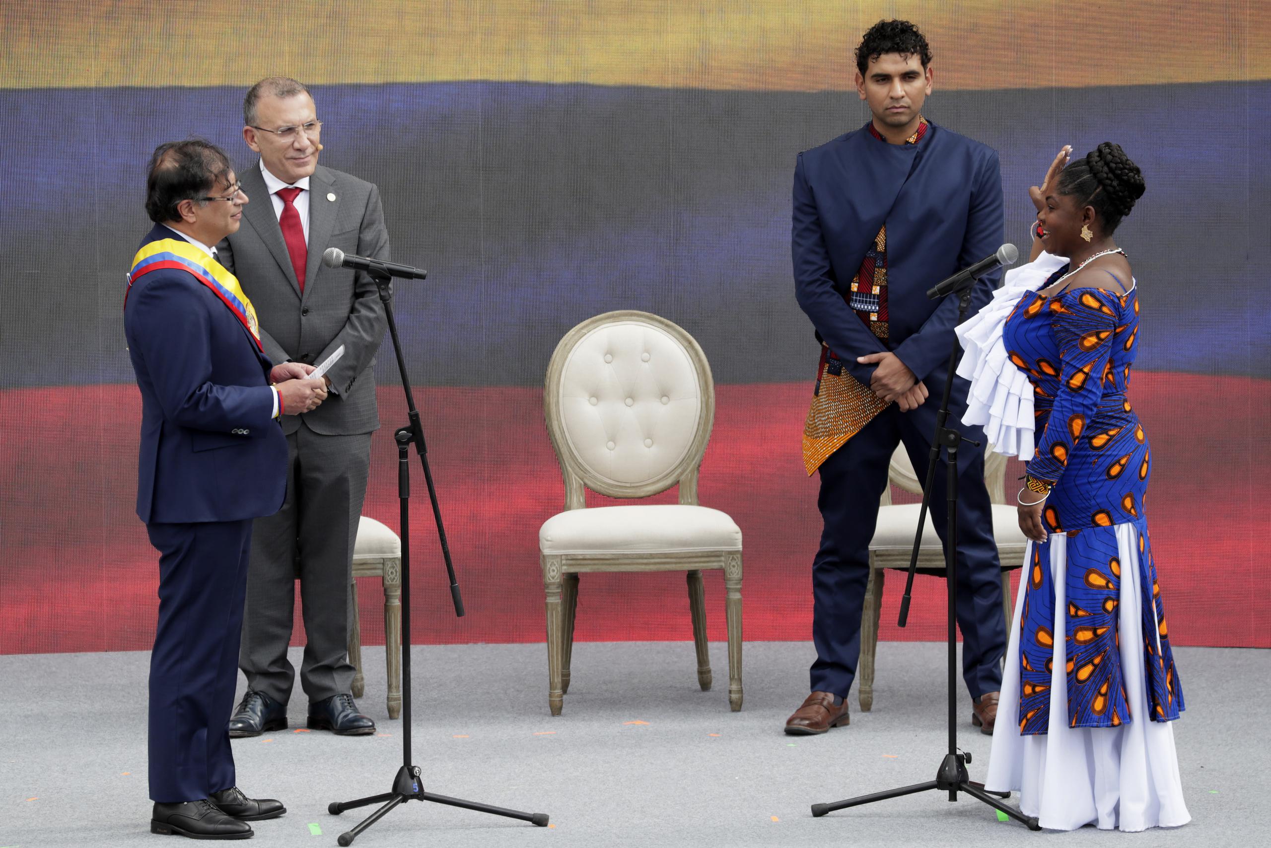 El presidente de Colombia, Gustavo Petro (izquierda), toma juramento a la vicepresidenta Francia Márquez (derecha) durante la ceremonia de Investidura en la Plaza Bolívar de Bogotá (Colombia). EFE/ Carlos Ortega
