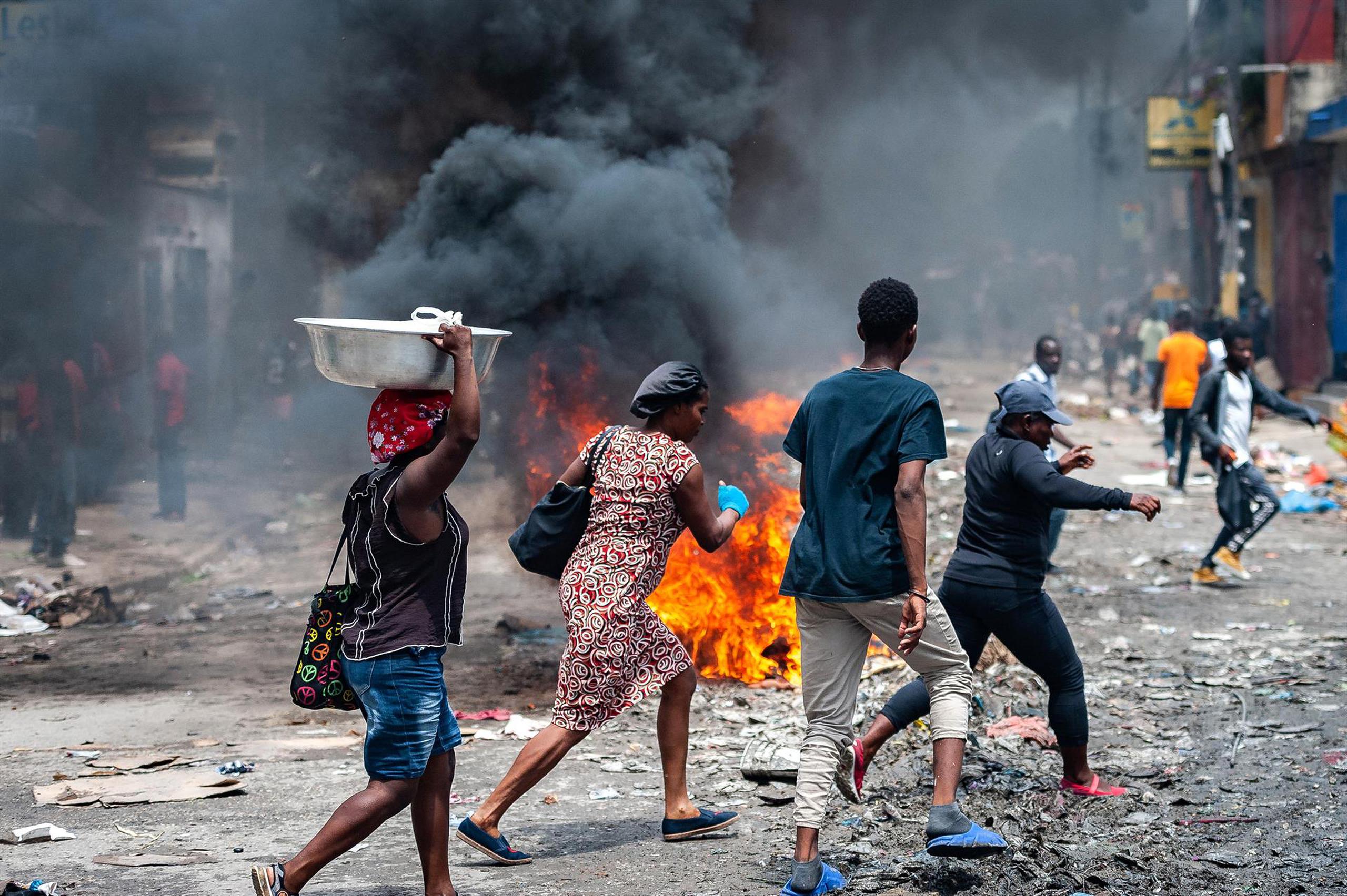 Haití no es ajeno además a la crisis global de precios de productos básicos, con una inflación del 33% mientras el coste de la gasolina se ha duplicado, lo que ha contribuido al agravamiento de la crisis humanitaria nacional.