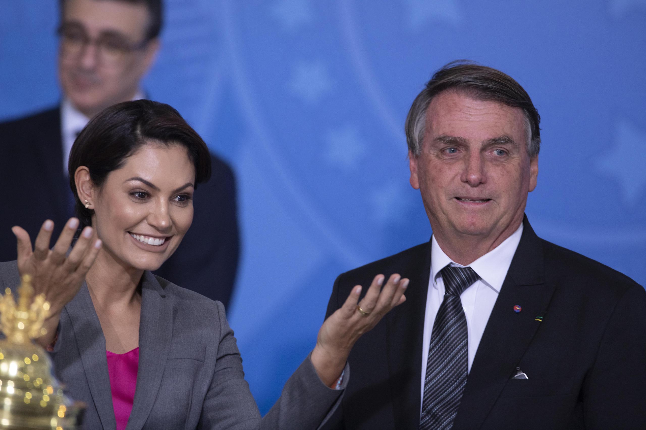 El expresidente de Brasil, Jair Bolsonaro (d) y la exprimera dama, Michelle Bolsonaro. (EFE/Joédson Alves)
