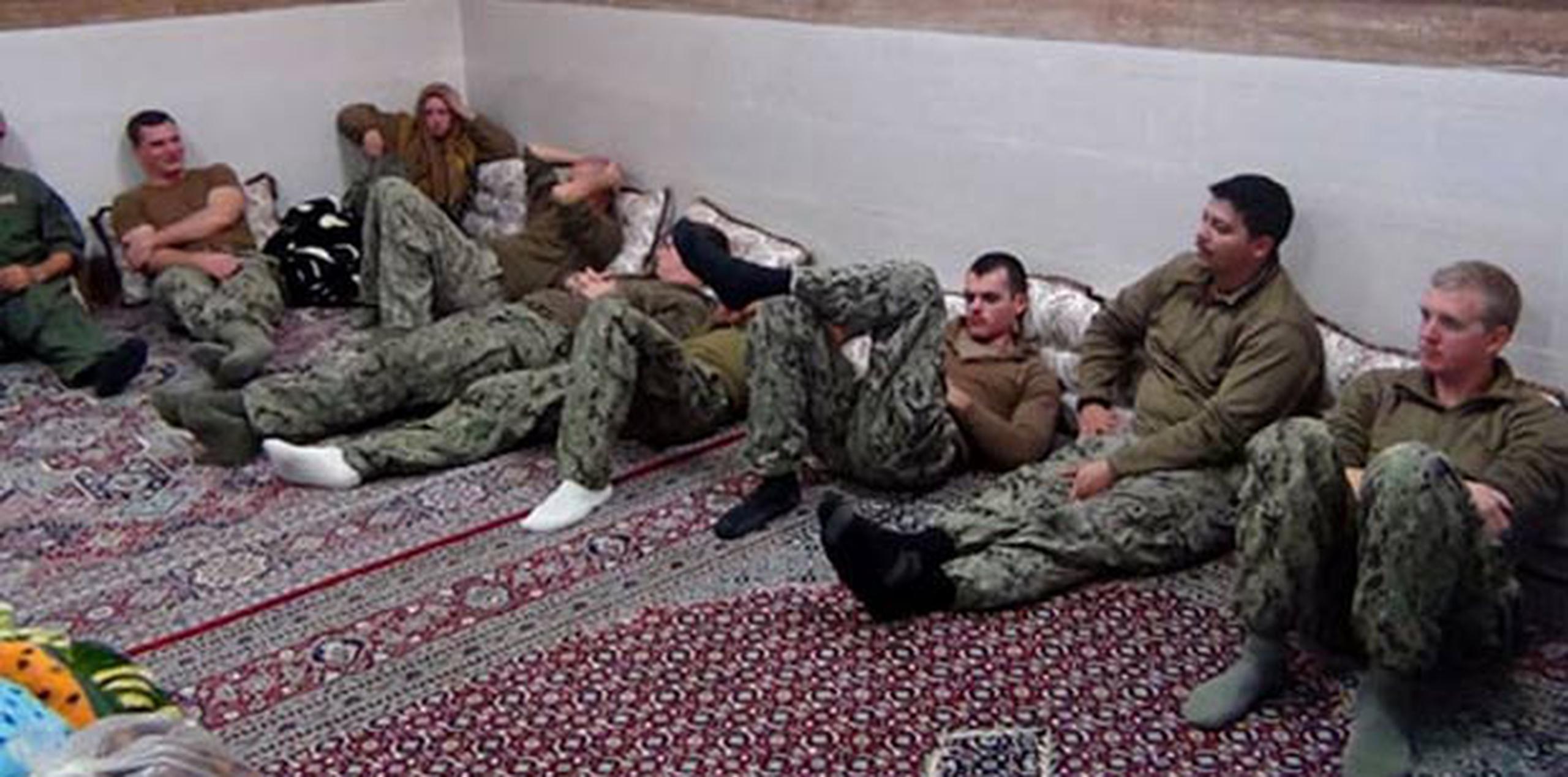 Los diez marineros del ejército de Estados Unidos que estaban retenidos en Irán fueron liberados el miércoles. (AP)