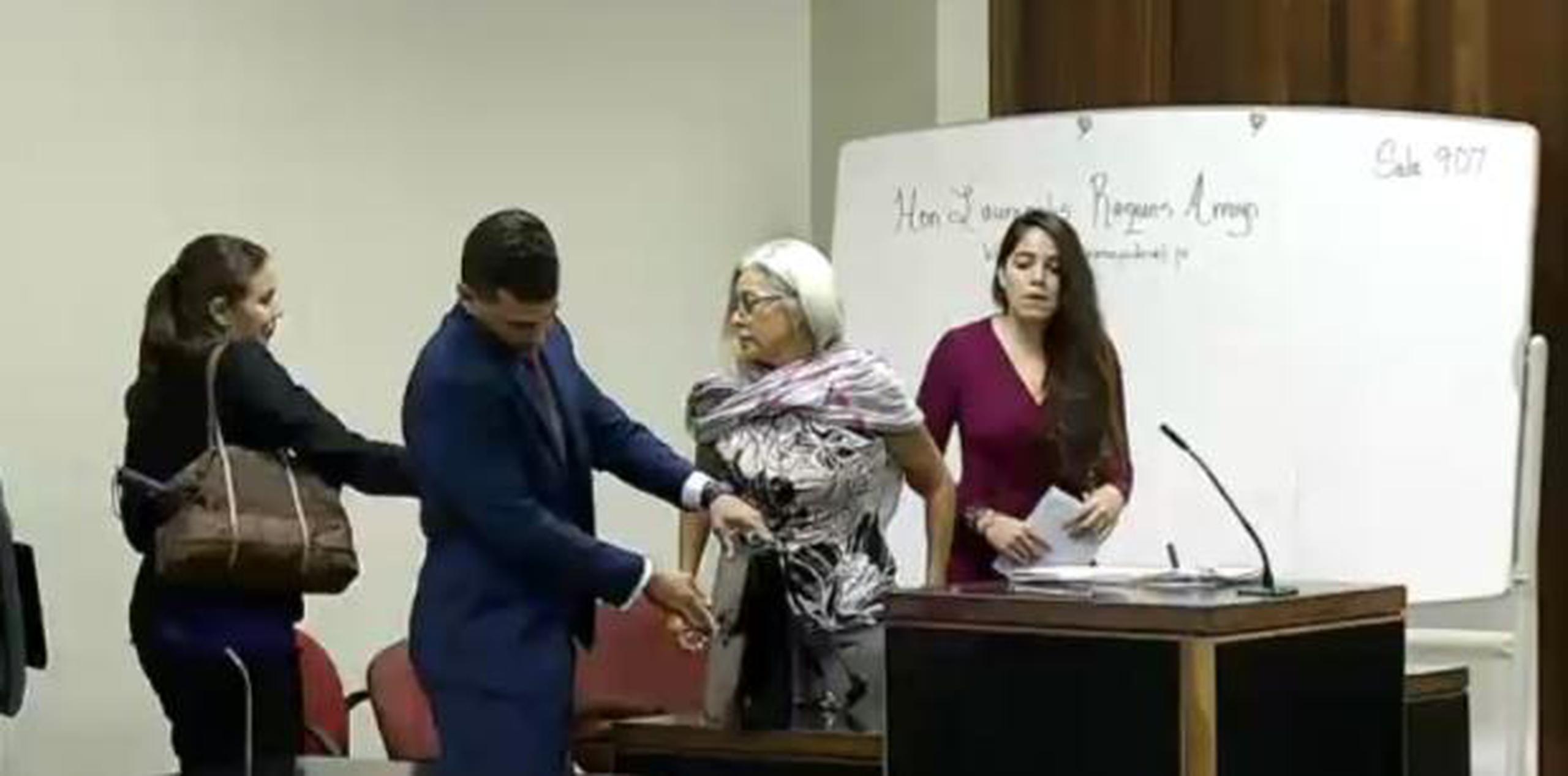 Roques Arroyo añadió que quedaría pendiente que en su momento se le notifique a la parte demandante, la madre del occiso, al centro en la imagen, cuándo culminaría la investigación. (Captura)