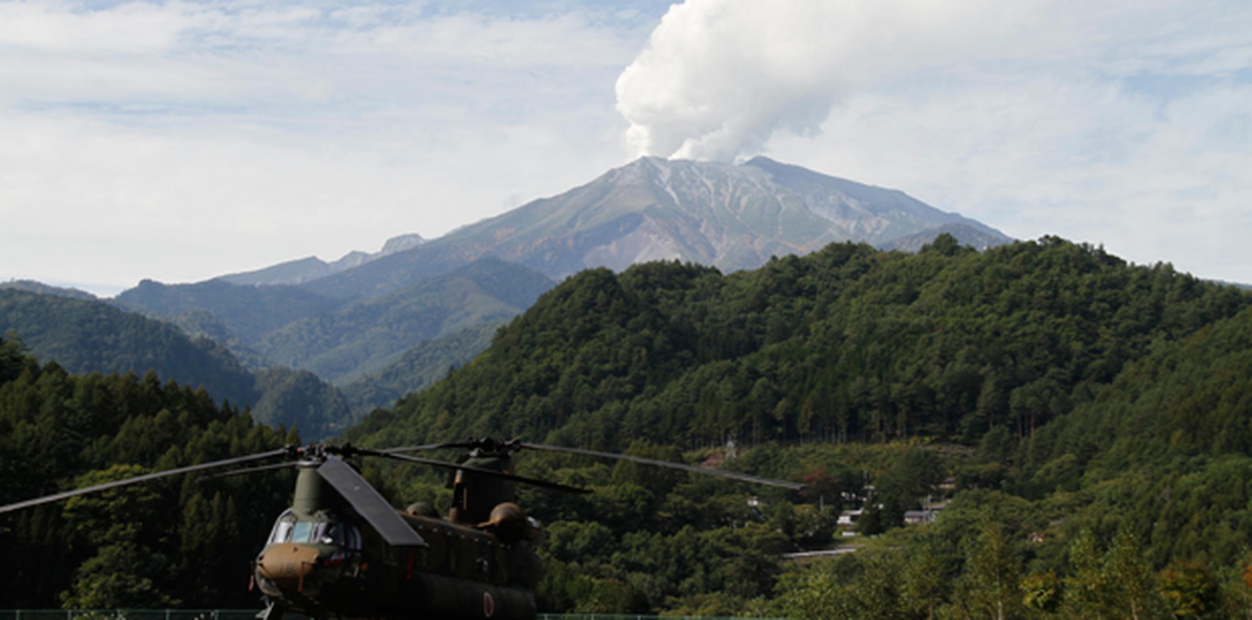 Los temblores volcánicos a crecieron a un nivel sin precedentes desde el sábado por la noche, horas después de la primera gran erupción del monte Ontake. (AP)