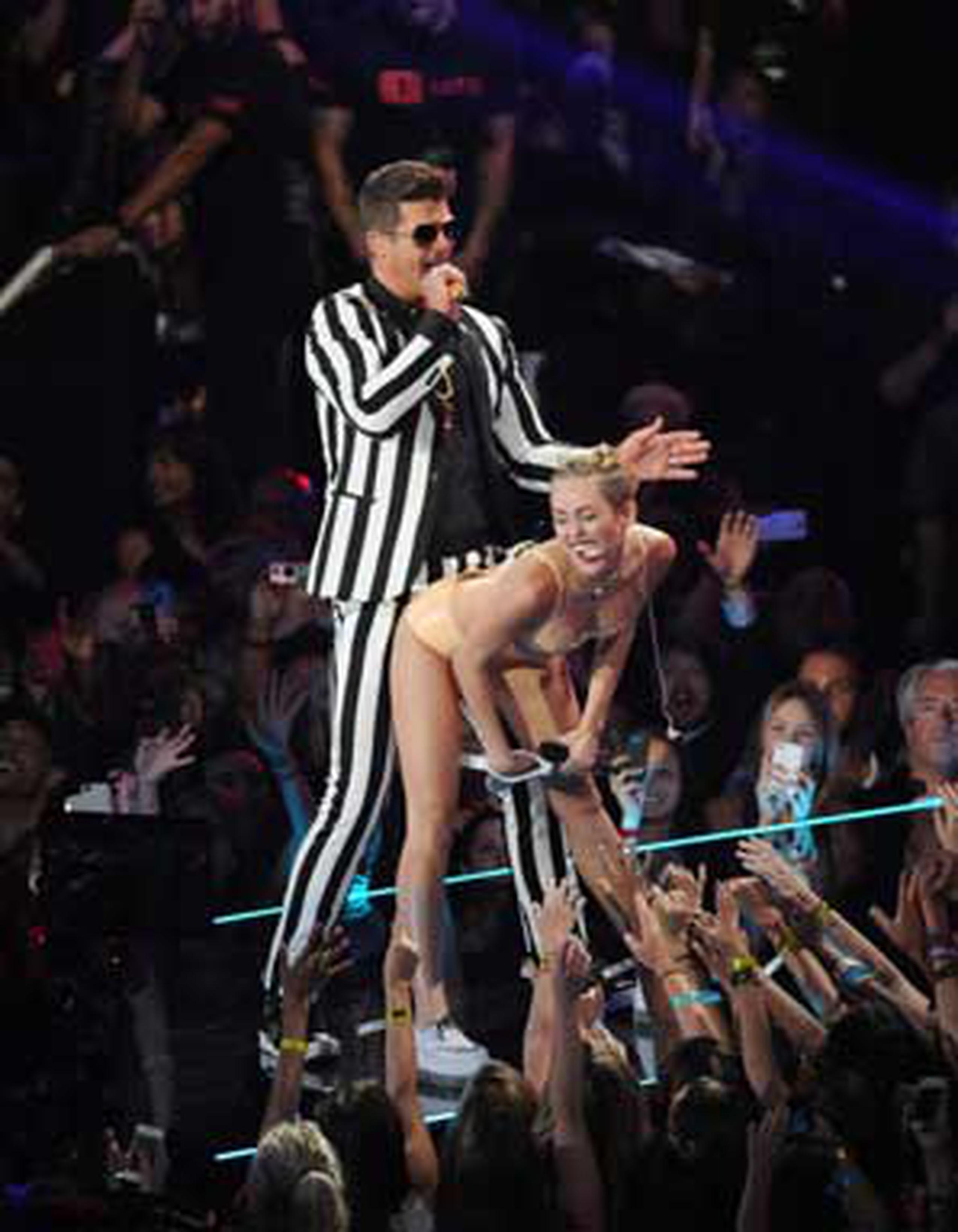 Una Cyrus ligera de ropa sorprendió al público con una provocadora actuación junto a Robin Thicke en los MTV Video Music Awards de 2013. (Archivo)