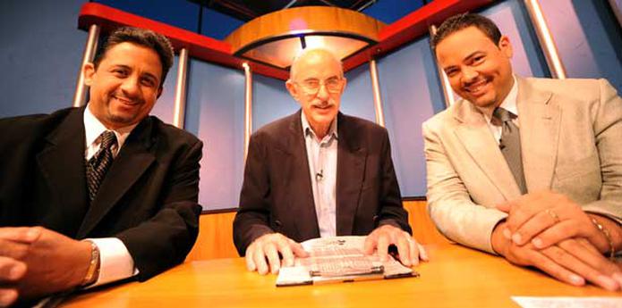 Desde la izquierda, Ramón "Moncho" Núñez, Norman H. Dávila y Joe Bruno son los comentaristas de la programación televisiva de las carreras de caballos.