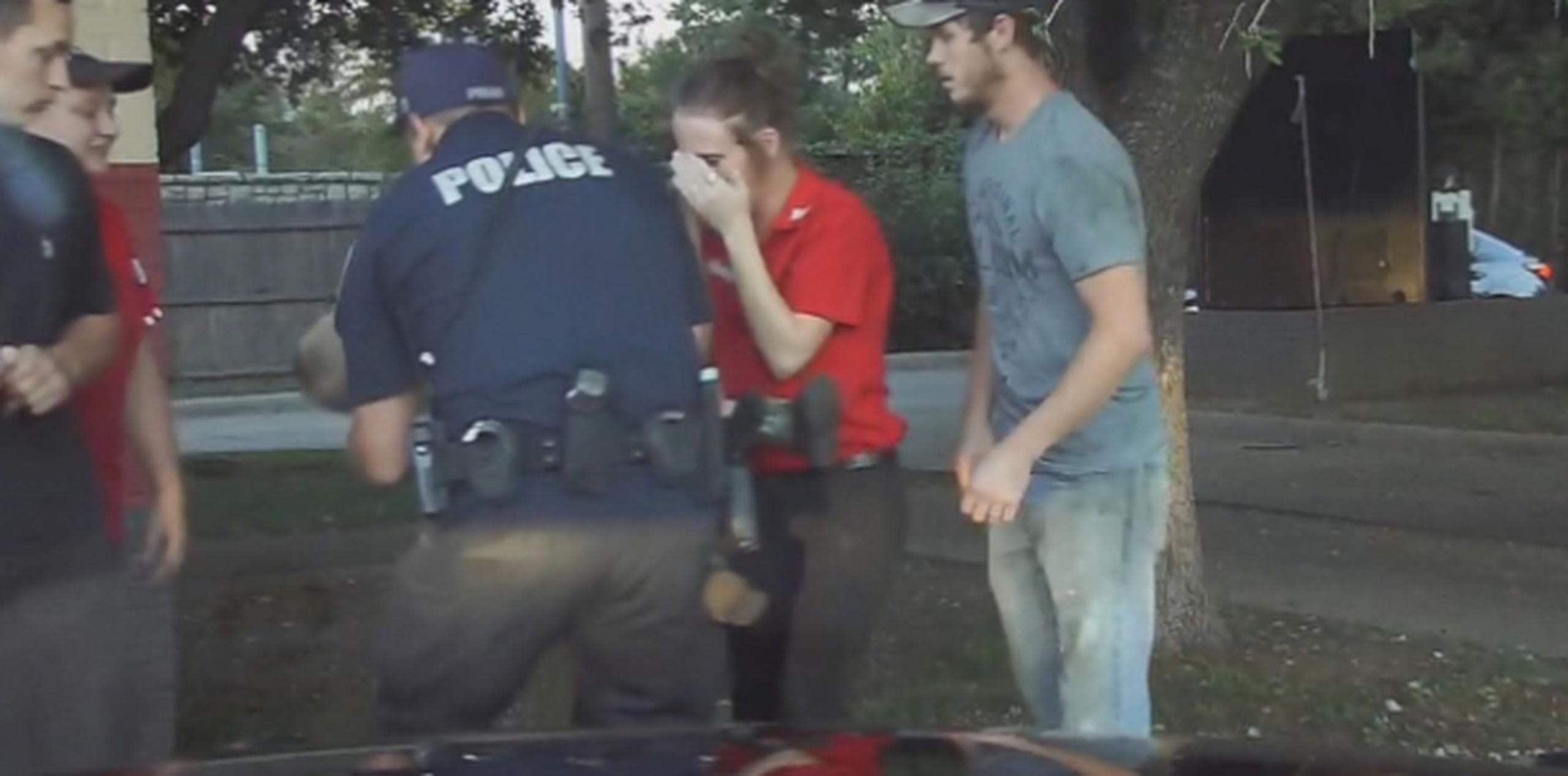Cuando el policía llegó, se encontró con una mujer llorando desesperadamente mientras sostenía a un niño inconsciente entre sus brazos. (Captura / ABC News)