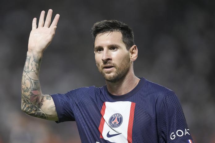 Lionel Messi del Paris Saint-Germain saluda durante la Supercopa de Francia contra Nantes en Tel Aviv, Israel, el 31 de julio de 2022. (AP Foto/Ariel Schalit)