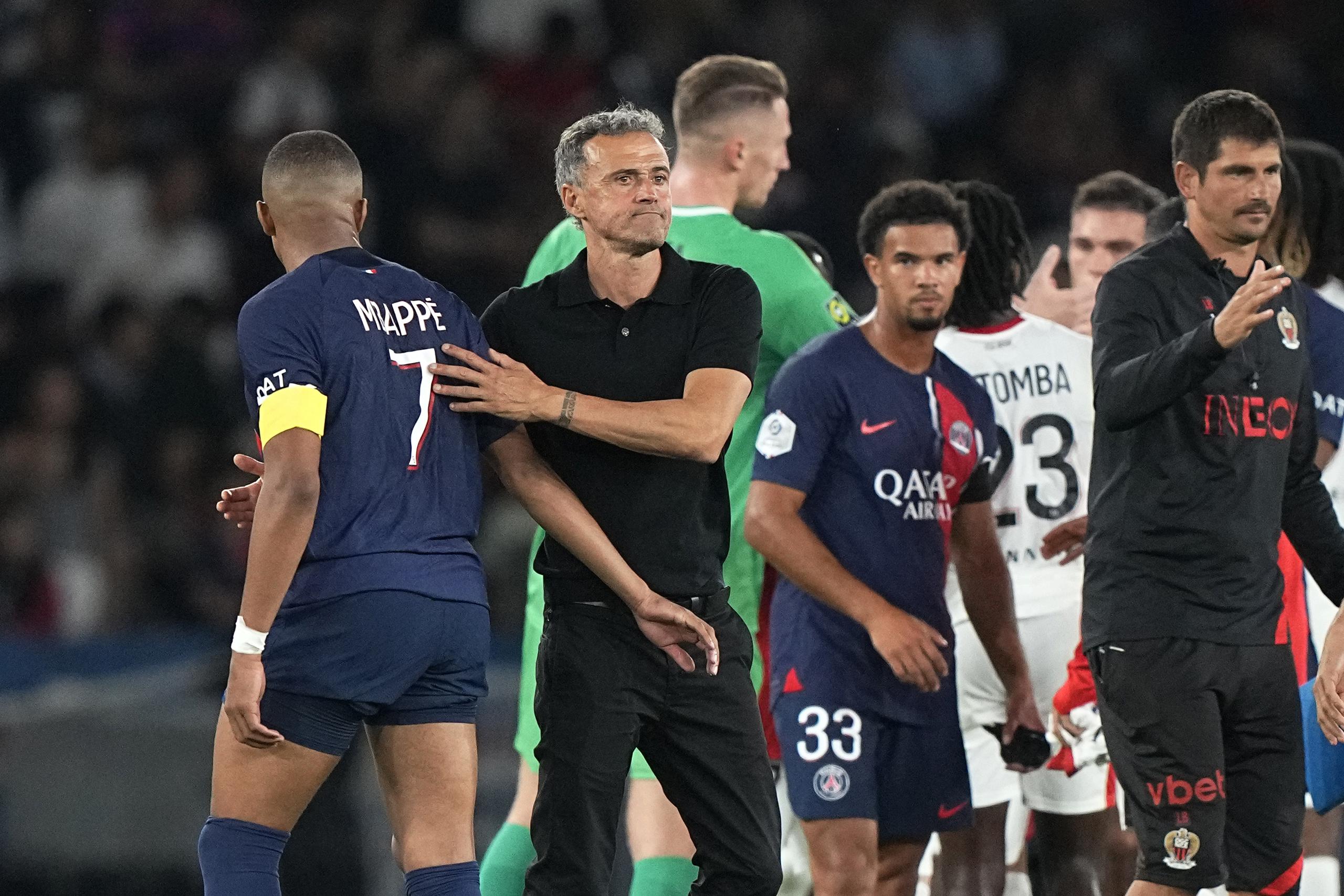 El técnico del PSG Luis Enrique al final del partido contra Niza en la liga francesa, el viernes 15 de septiembre de 2023, en París.