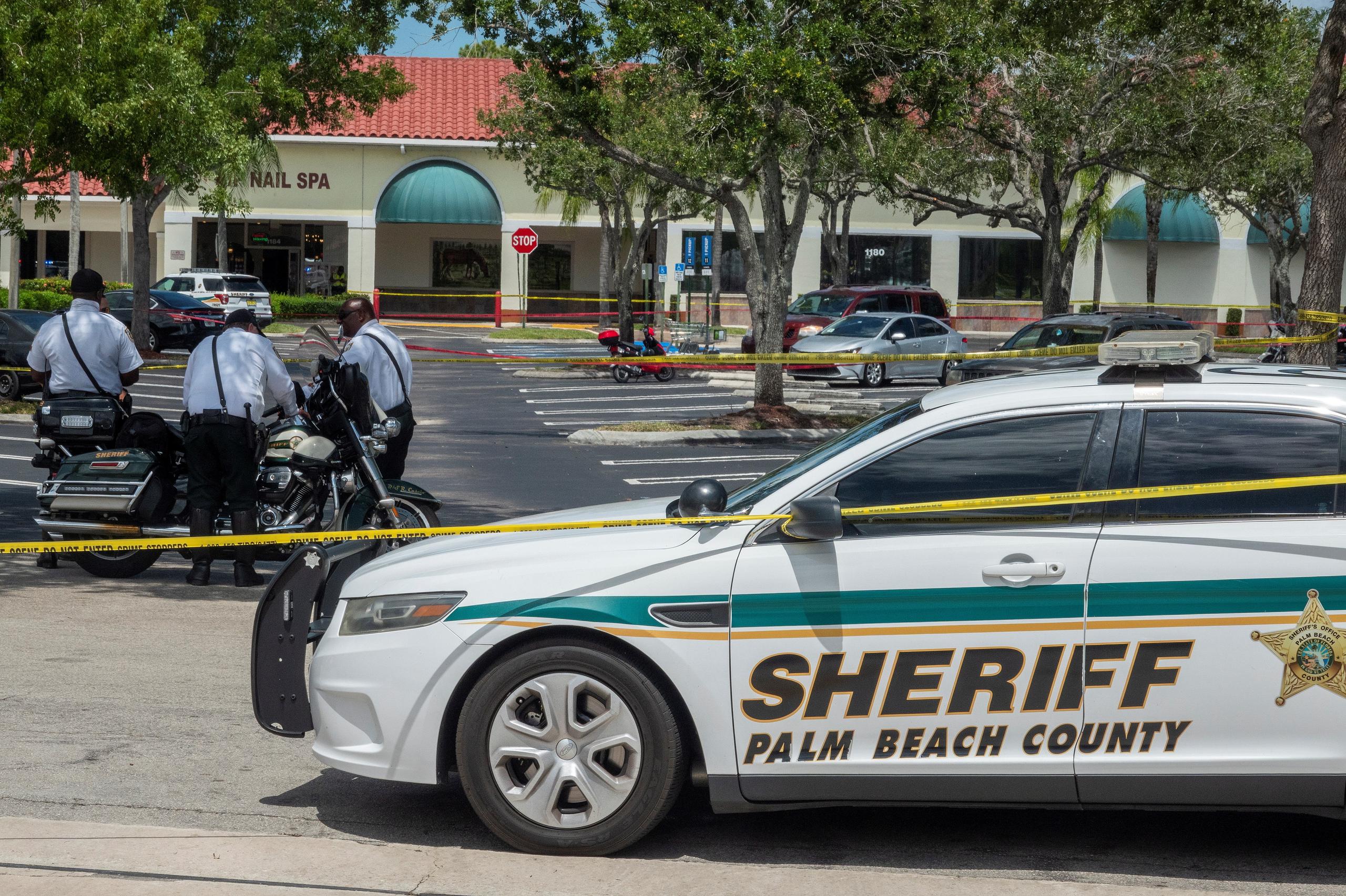 Oficiales atienden la escena del crimen, en un supermercado Publix de Royal Palm Beach, Florida, el 10 de junio de 2021.