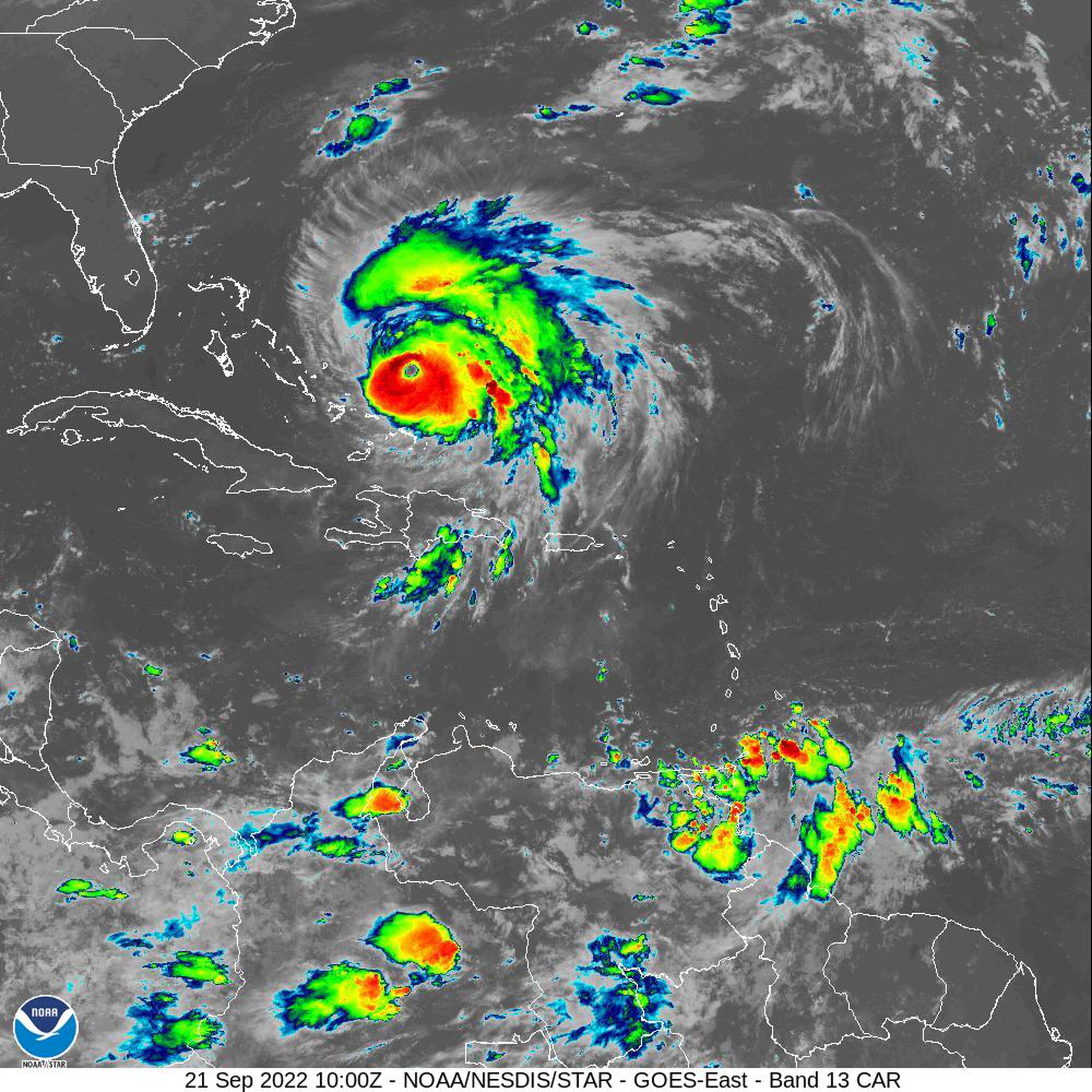 Imagen de satélite donde se observa la onda tropical al este de las Islas de Barlovento y el huracán Fiona al norte de La Española.