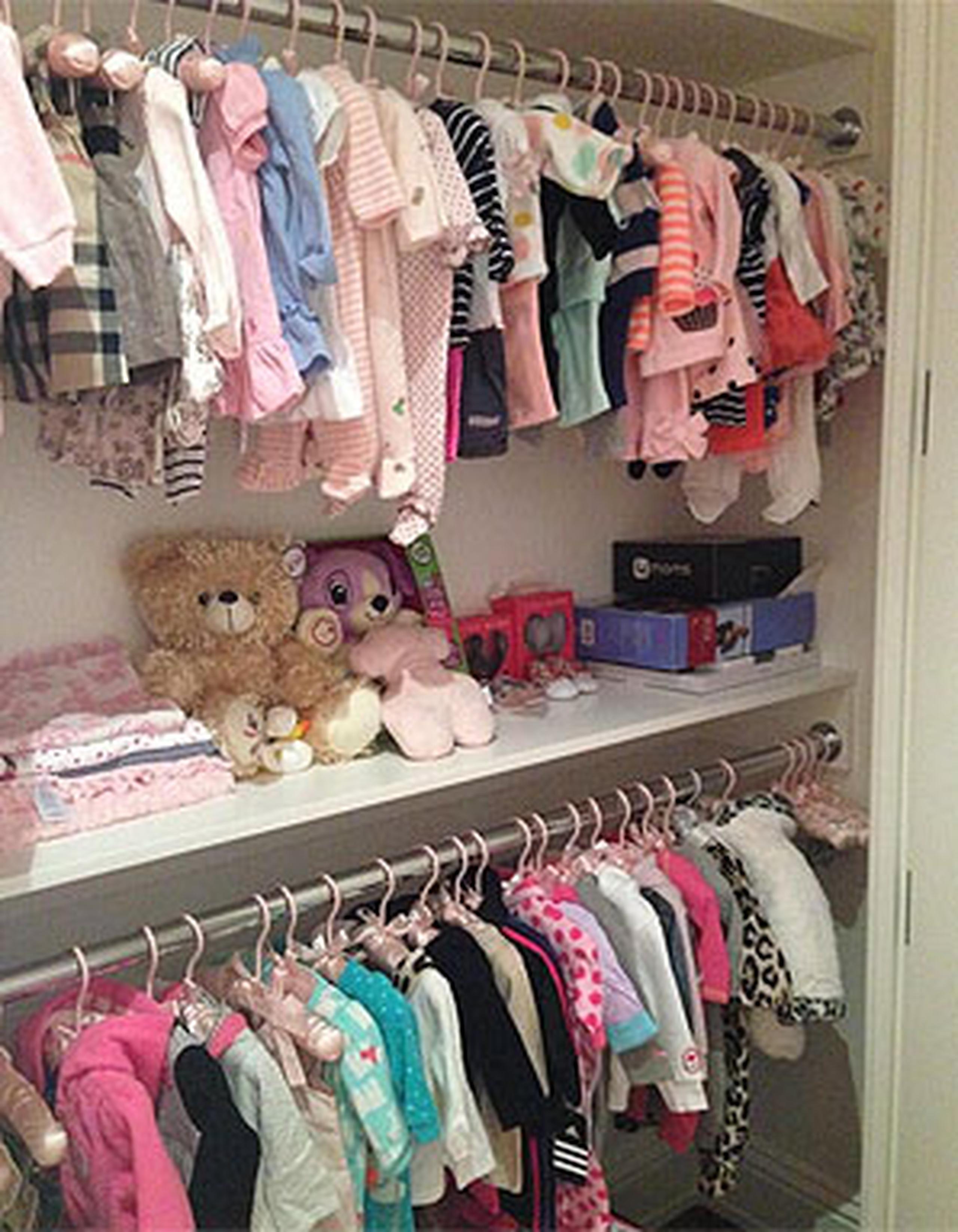 Alomar compartió una foto del montón de ropa y juguetes que sin nacer ya tenía su pequeña hija. (Twitter)