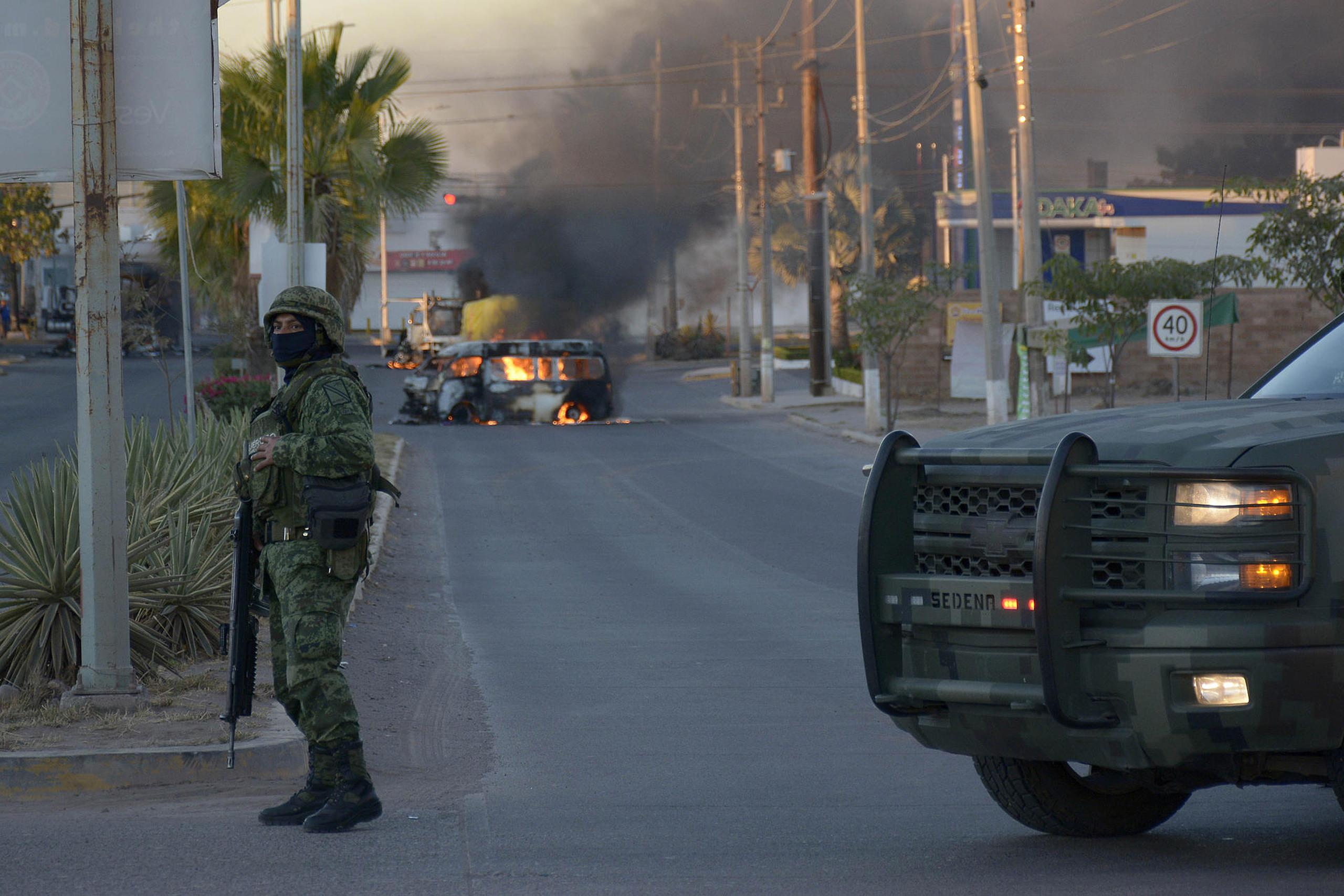 Fotografía de un vehículo de carga calcinado tras los enfrentamientos de fuerzas federales con grupos armados hoy, en la ciudad de Culiacán, estado de Sinaloa (México).