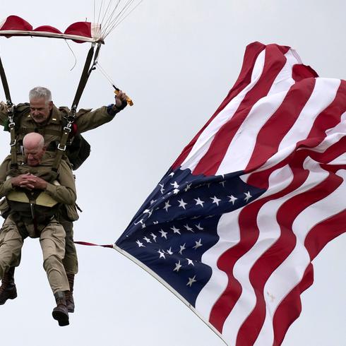 Un veterano de 97 años se lanza en paracaídas