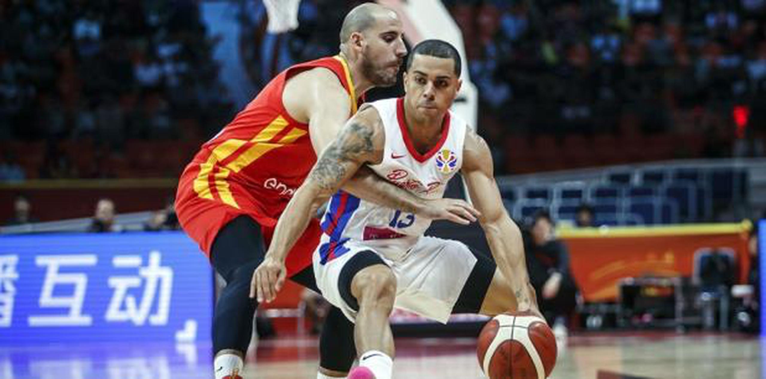 Ante Túnez mañana, Puerto Rico se juega la vida con respecto a estar entre los mejores 16 equipos del torneo. En la foto, Angelito Rodríguez busca evadir su defensa. (FIBA)