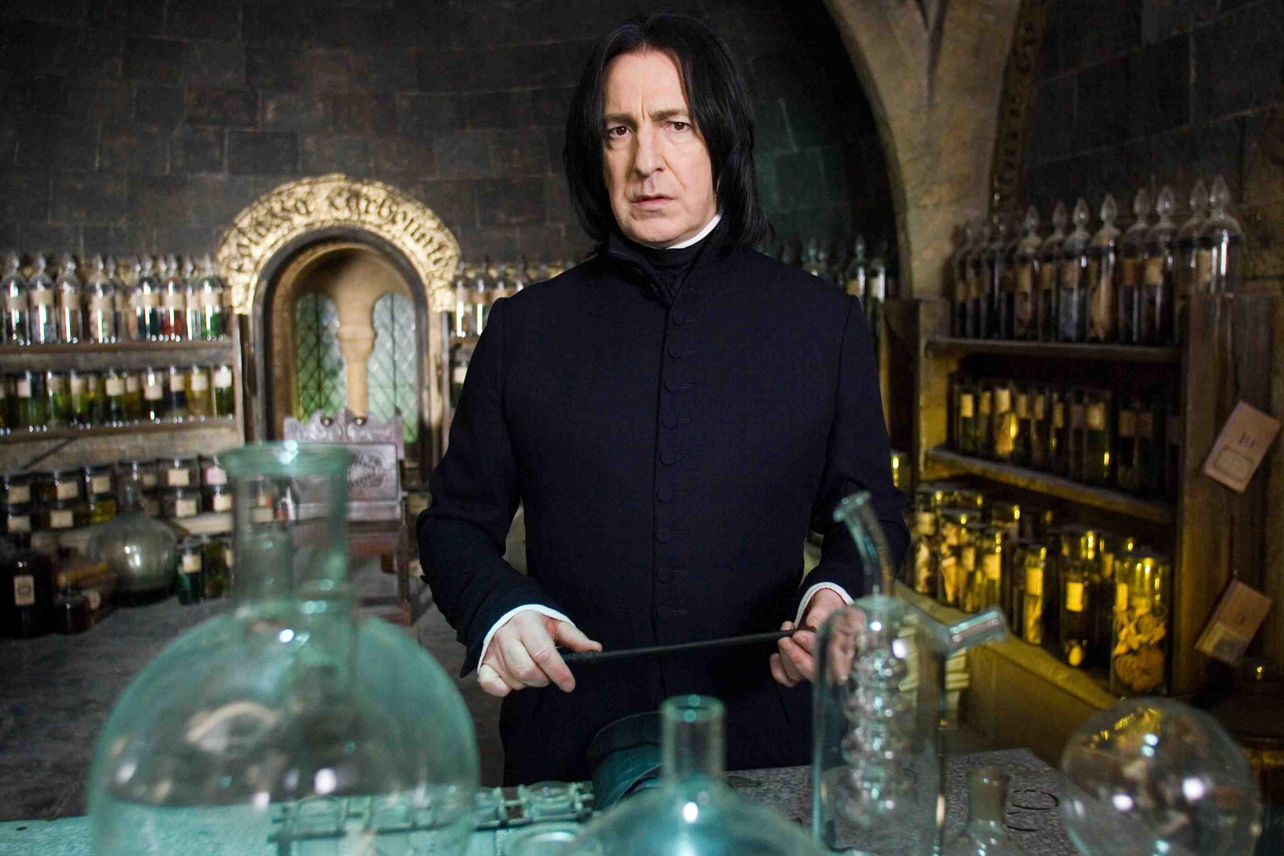 Snape fascina a los lectores porque se puso de parte del villano Lord Voldemort y mató al héroe de Harry, Albus Dumbledore, en el sexto libro de la serie. (Archivo)