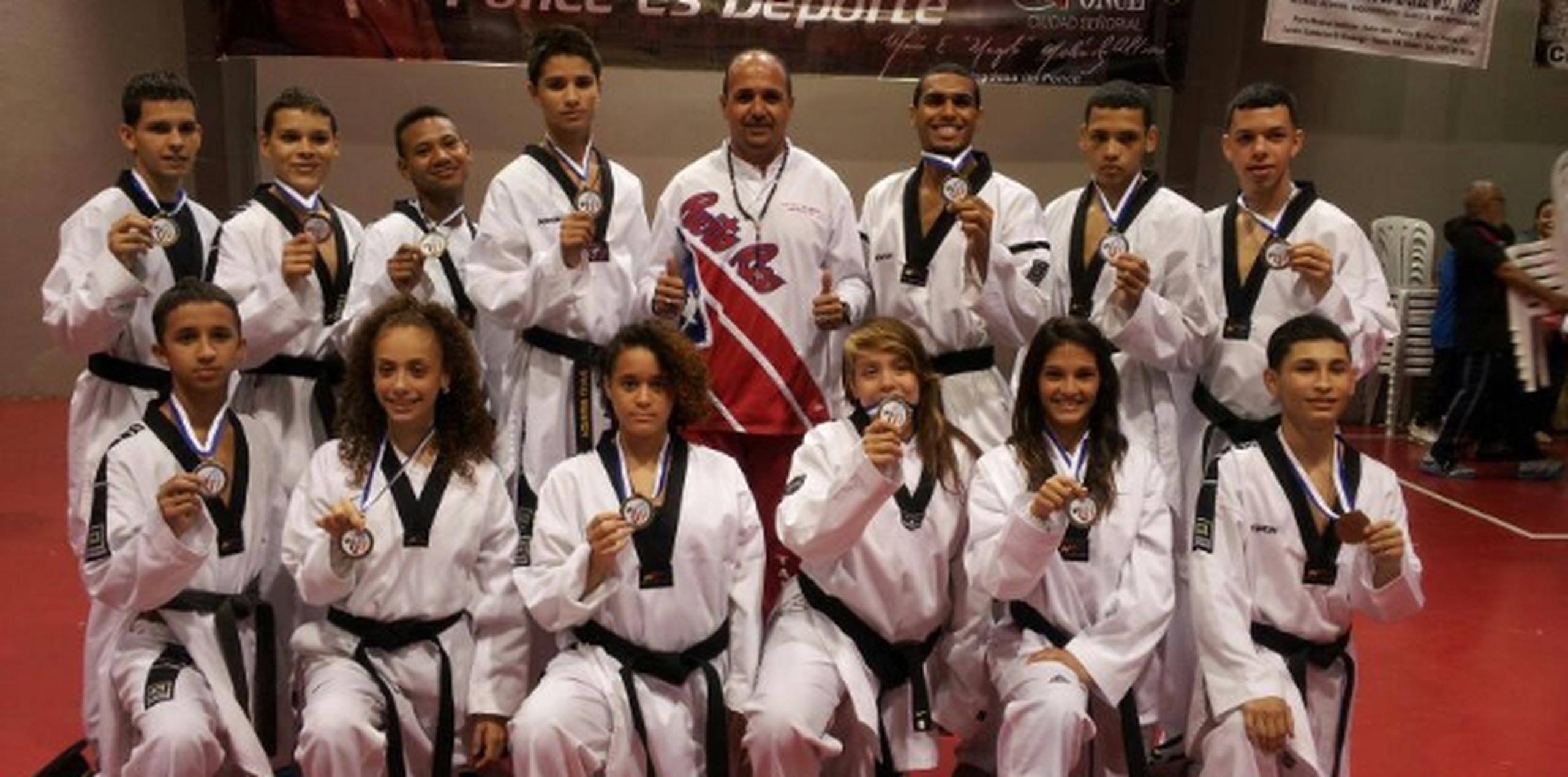 El exitoso equipo de taekwondo de la Escuela de la Comunidad Especializada en Deportes del  Albergue Olímpico, en Salinas, es entrenado por Harry Torres (al centro). Suministrada