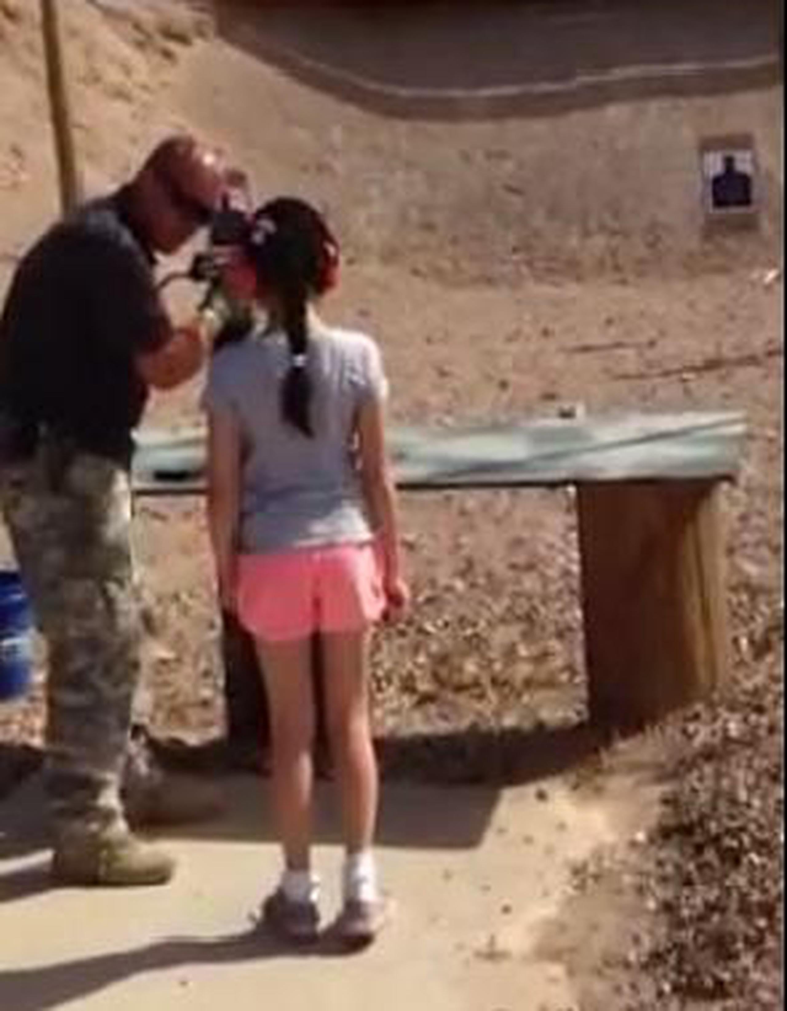 Charles Vacca estaba de pie junto a la niña en el campo de tiro Last Stop en White Hills cuando la menor apretó el gatillo y arma se fue levantando con los culatazos. (Youtube)