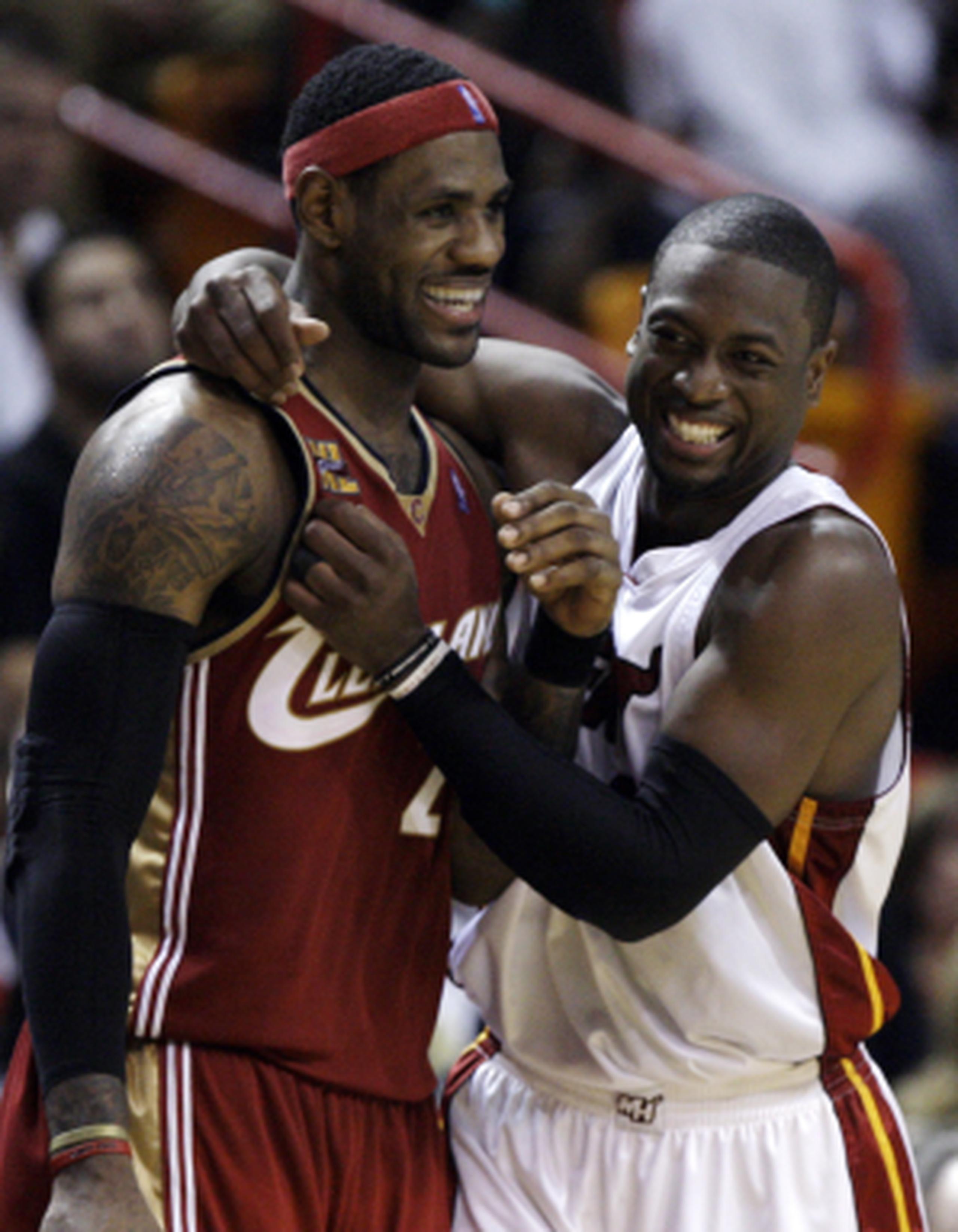 Luego de cuatro temporadas como compañeros de equipos, LeBron James y Dwyane Wade volverán a ser rivales en la cancha. (Archivo/AP)