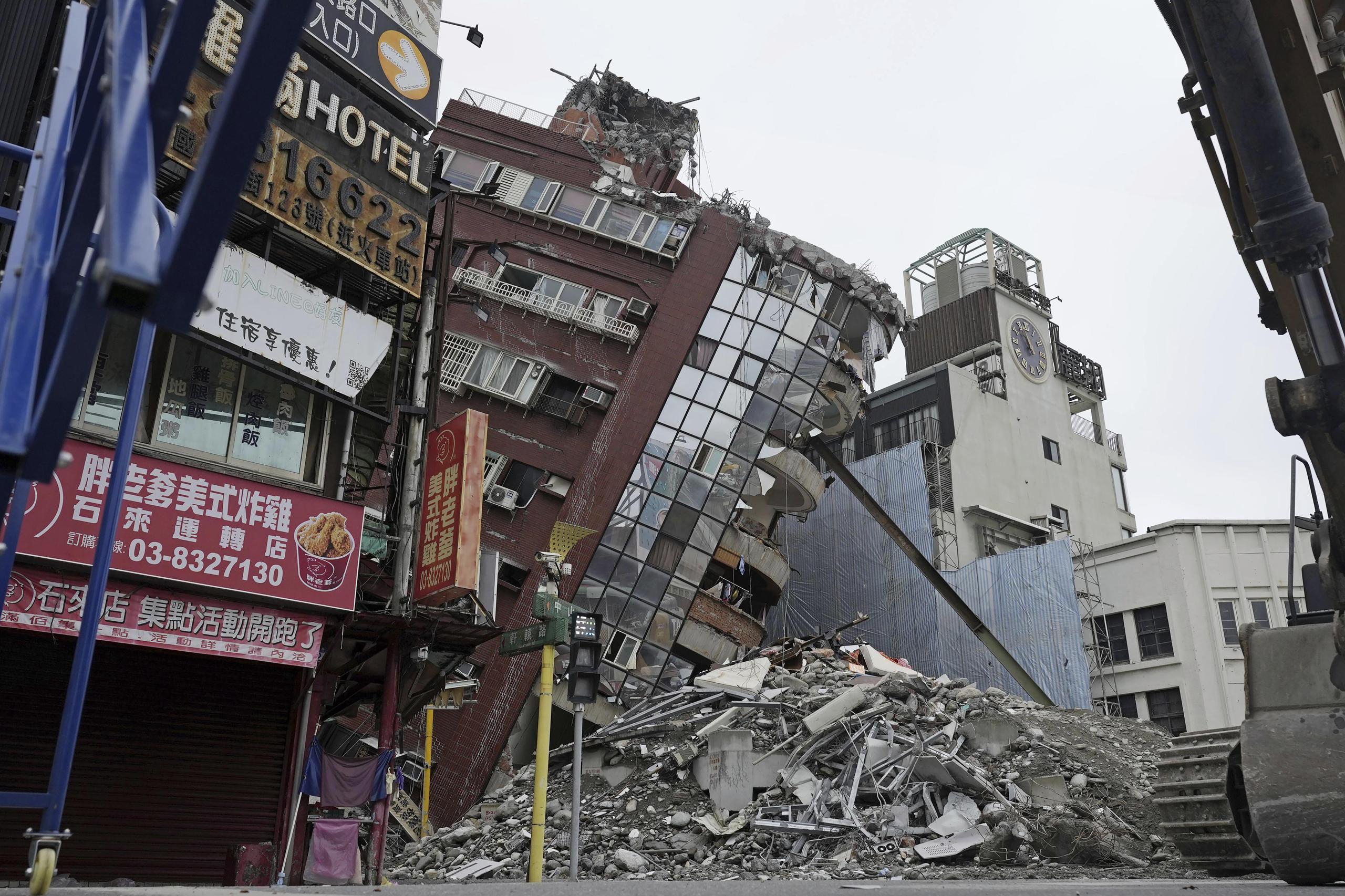 El inmueble rojo, con unas 10 plantas y que está inclinado sobre una calle de la ciudad de Hualien, se ha convertido en una imagen icónica luego sismo de magnitud 7,4.