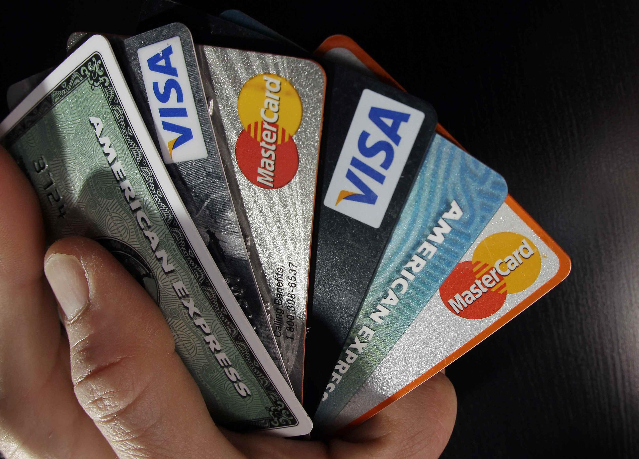Las redes de tarjetas de crédito comenzaron a promocionar hace años tarjetas con chip como protección contra falsificaciones. A fines del año pasado, sólo un 20% de las terminales habían sido activadas para procesarlas. (AP / Archivo)