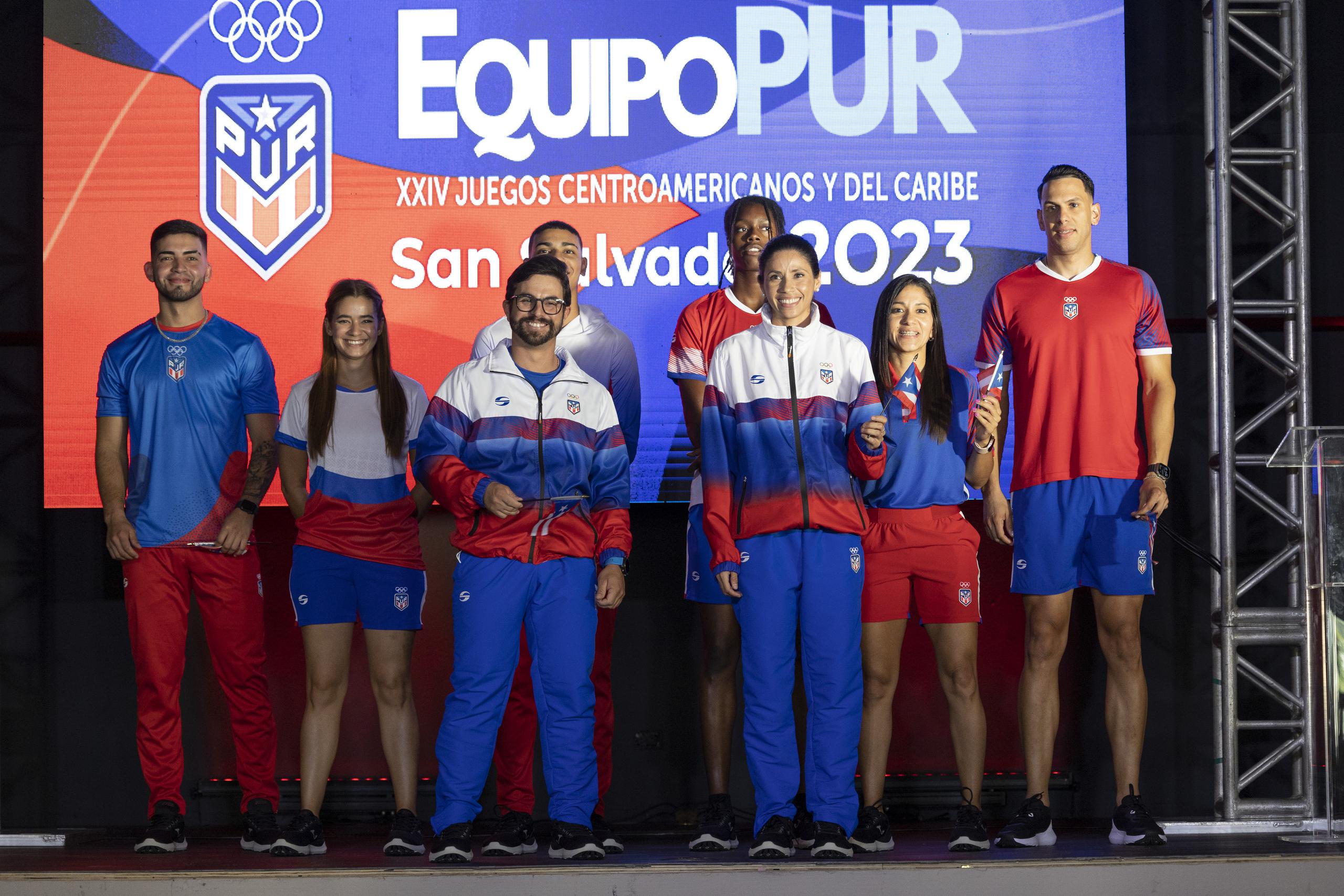 Varios atletas de Puerto Rico, incluyendo los abanderados Raúl Ríos y Beverly Ramos, muestras algunas de las indumentarias que vestirán en los Juegos Centroamericanos y del Caribe en San Salvador.